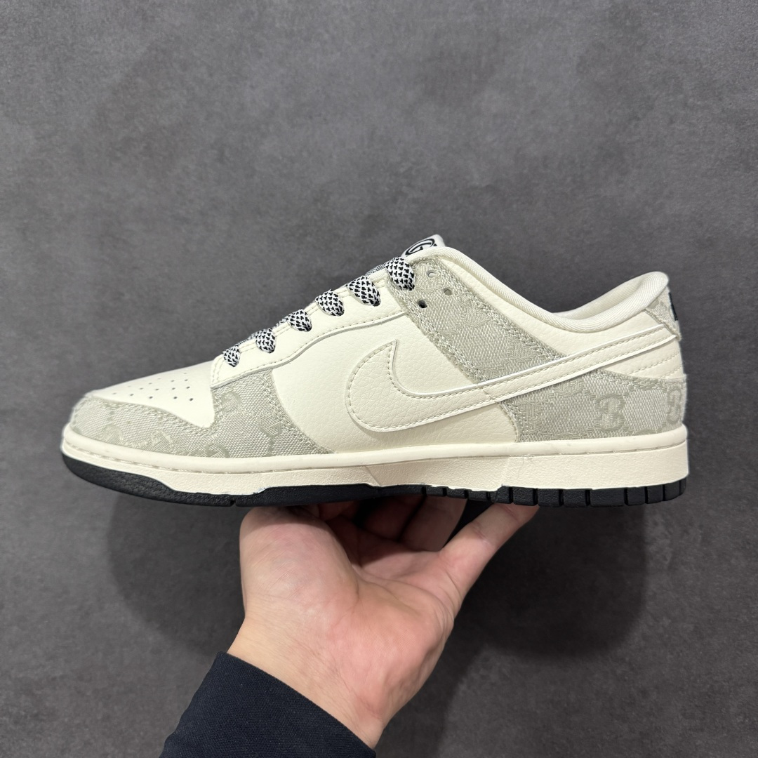 图片[2]-【定制版】Nike SB Dunk Low 古驰联名 米黑牛仔布 周年高端定制 低帮休闲板鞋 #定制鞋盒 大厂纯原品质出货 超高清洁度 皮料切割干净无任何毛边 细节完美 货号：JP1628-077 尺码：36 36.5 37.5 38 38.5 39 40 40.5 41 42 42.5 43 44 44.5 45-选品中心