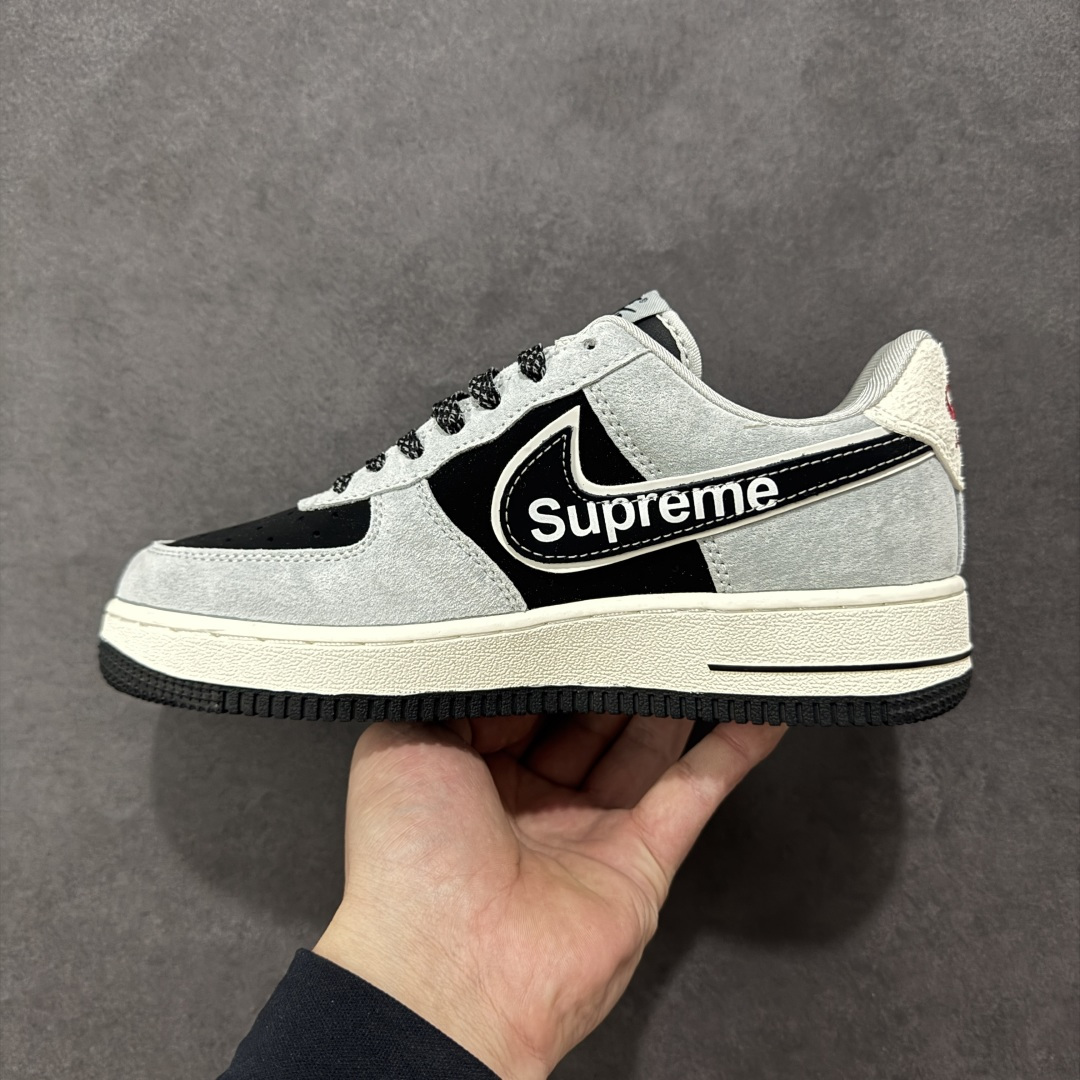 图片[2]-【定制版】解构主义遇上街头联名！Supreme x Nike AF1 Low SS1979-003 以灰黑绒面为基底，异形Swoosh融合Supreme标识，每一处线条都藏着潮流设计巧思 尺码：36-45 编码：HXSA310320-选品中心