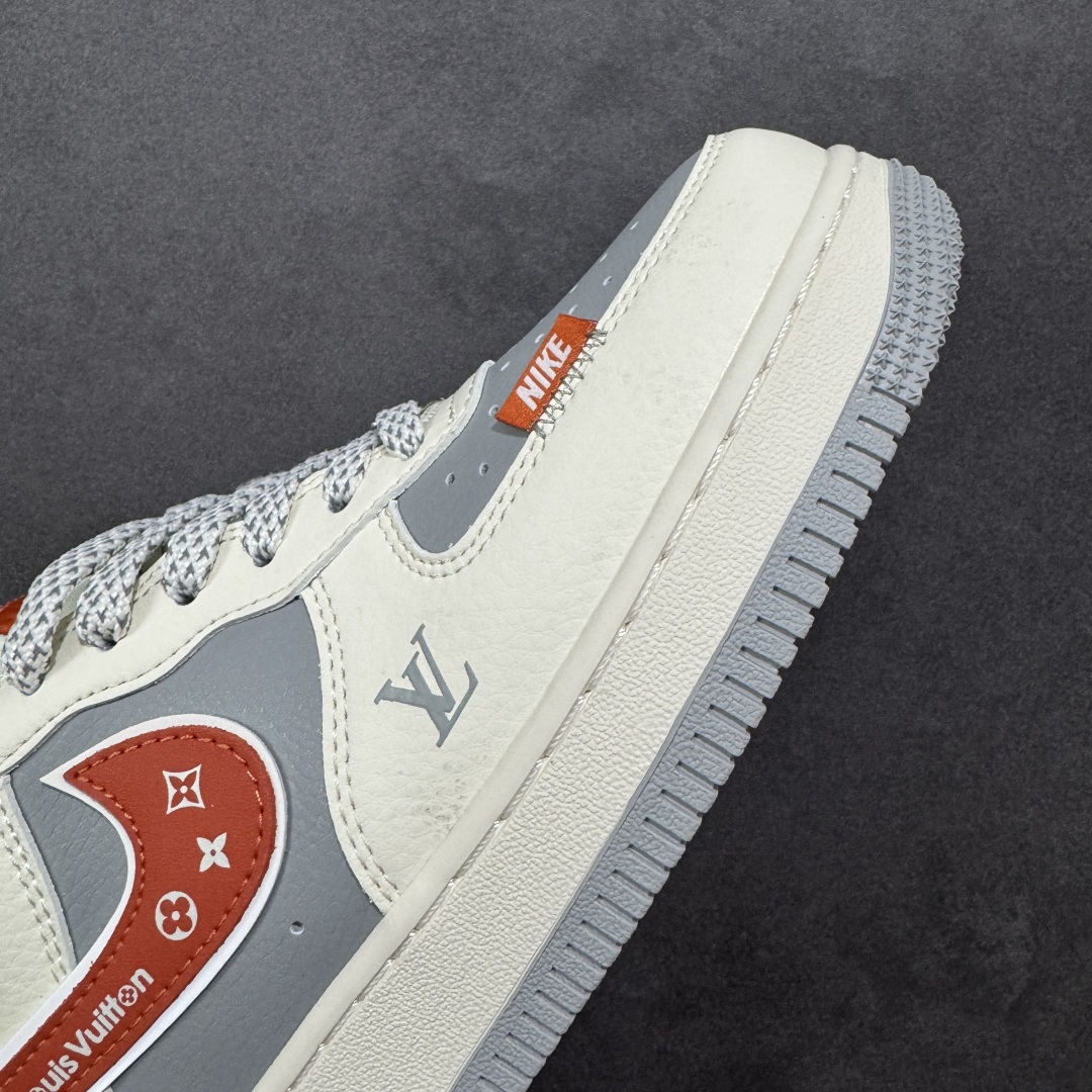 图片[5]-【定制版】Nike Air Force 1\’07 Low 联名 米灰红拼接 空军一号低帮休闲板鞋  #原楦头原纸板 原装鞋盒 定制五金配件 内置全掌气垫 原厂鞋底 货号：JP8028-070  尺码：36 36.5 37.5 38 38.5 39 40 40.5 41 42 42.5 43 44 44.5 45-选品中心