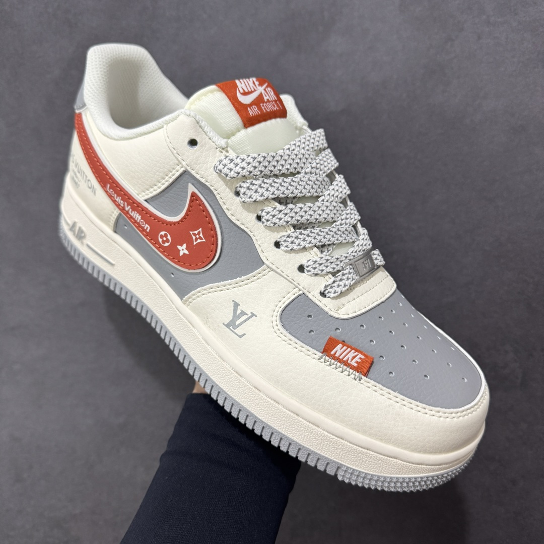 图片[3]-【定制版】Nike Air Force 1\’07 Low 联名 米灰红拼接 空军一号低帮休闲板鞋  #原楦头原纸板 原装鞋盒 定制五金配件 内置全掌气垫 原厂鞋底 货号：JP8028-070  尺码：36 36.5 37.5 38 38.5 39 40 40.5 41 42 42.5 43 44 44.5 45-选品中心