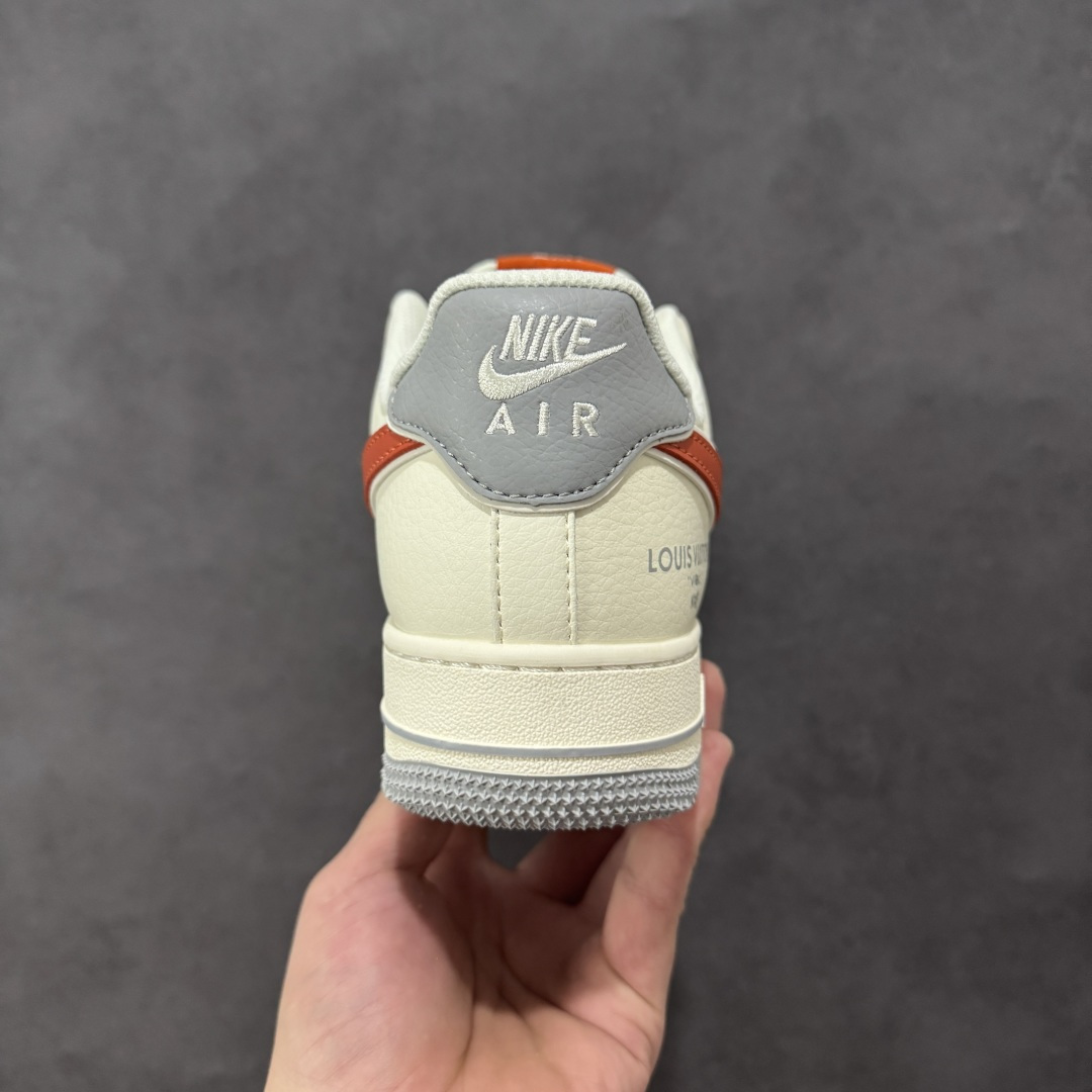 图片[4]-【定制版】Nike Air Force 1\’07 Low 联名 米灰红拼接 空军一号低帮休闲板鞋  #原楦头原纸板 原装鞋盒 定制五金配件 内置全掌气垫 原厂鞋底 货号：JP8028-070  尺码：36 36.5 37.5 38 38.5 39 40 40.5 41 42 42.5 43 44 44.5 45-选品中心