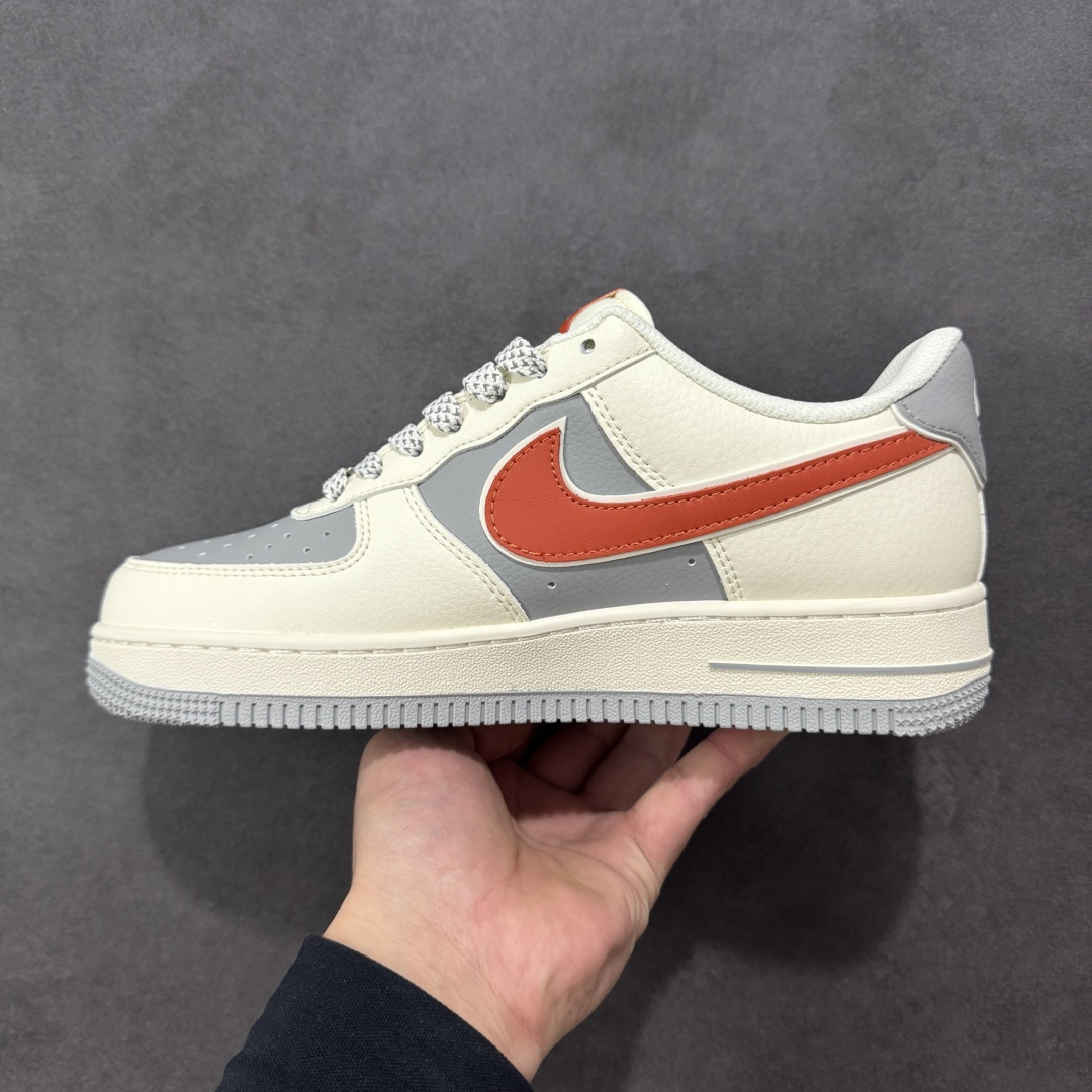 图片[2]-【定制版】Nike Air Force 1\’07 Low 联名 米灰红拼接 空军一号低帮休闲板鞋  #原楦头原纸板 原装鞋盒 定制五金配件 内置全掌气垫 原厂鞋底 货号：JP8028-070  尺码：36 36.5 37.5 38 38.5 39 40 40.5 41 42 42.5 43 44 44.5 45-选品中心
