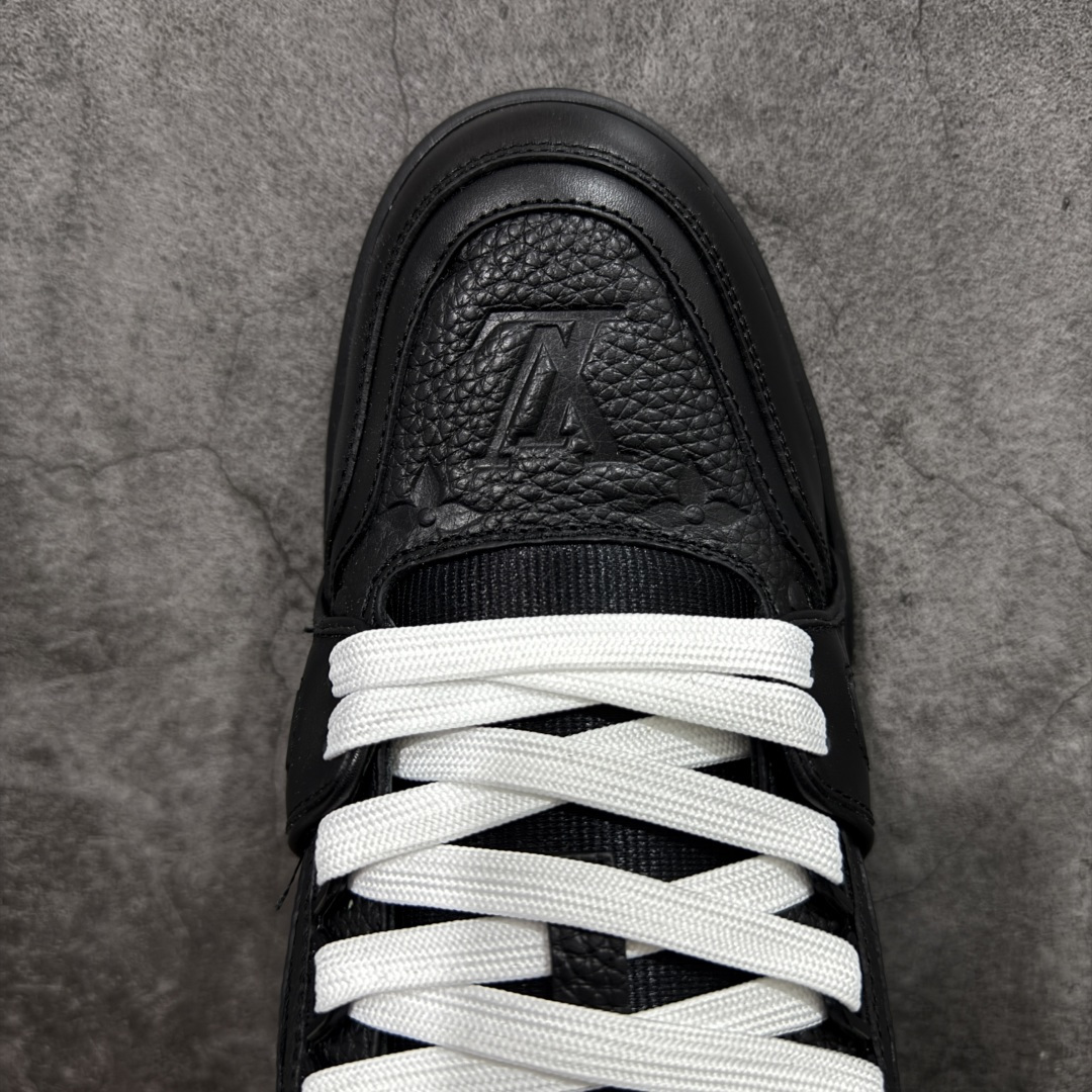 图片[5]-【天花板/Goat版】 市场最强版 没有之一的存在💪🏻 Louis Vuitton LV Trainer 系列全新版上架 手里有正品的可以对比下🆚懂货的看细节‼️ 此版品质是市场从未达到的新高度！ 整体版型 皮料 牛仔布的色差 压花纹路清晰度 后跟版型等等 都可以自行对比[机智]吊打市场所有货，怒甩十条街的那种，直接来正品对比图🆚，欢迎拿市场各大工厂的货来对比！ 尺码：35-45码-选品中心