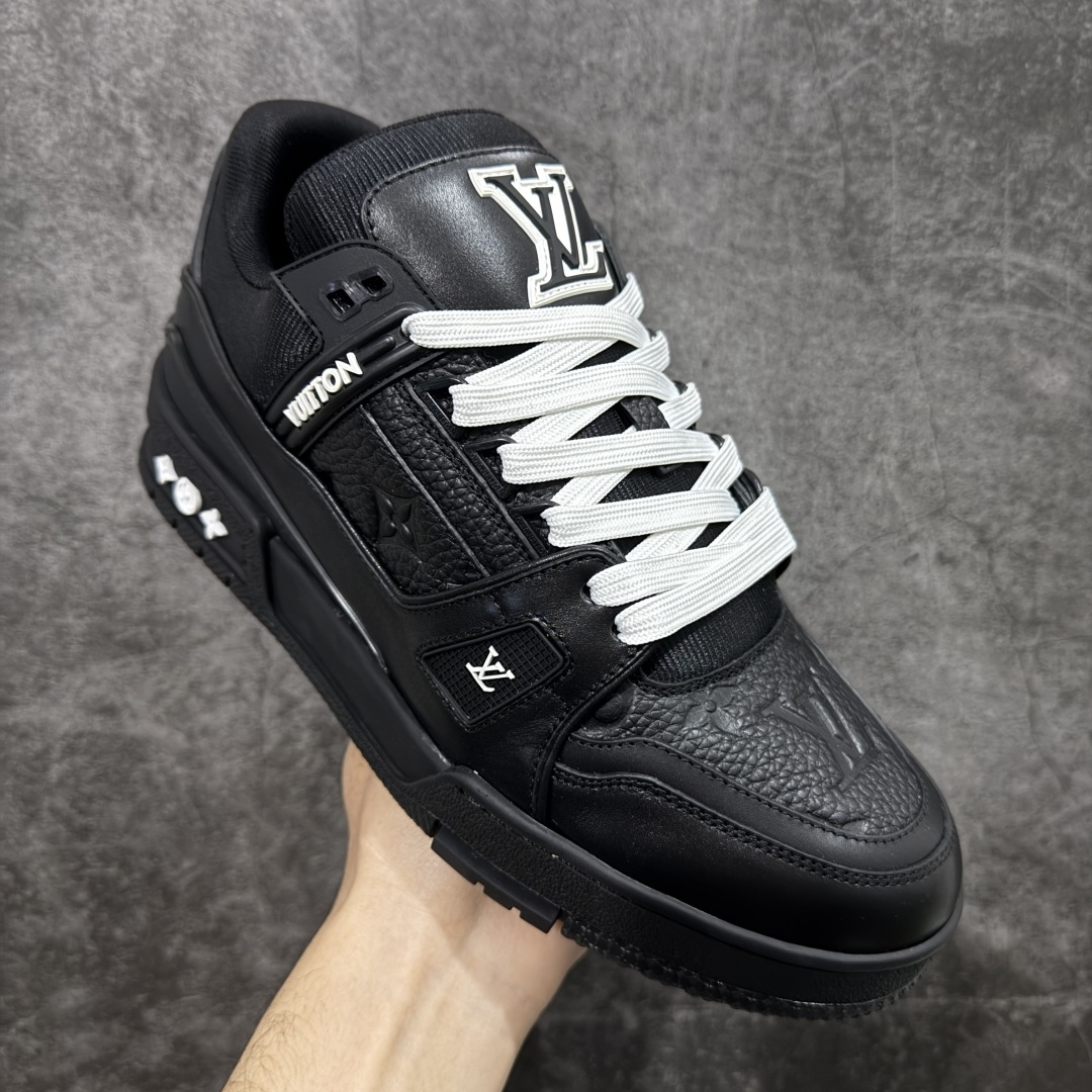 图片[3]-【天花板/Goat版】 市场最强版 没有之一的存在💪🏻 Louis Vuitton LV Trainer 系列全新版上架 手里有正品的可以对比下🆚懂货的看细节‼️ 此版品质是市场从未达到的新高度！ 整体版型 皮料 牛仔布的色差 压花纹路清晰度 后跟版型等等 都可以自行对比[机智]吊打市场所有货，怒甩十条街的那种，直接来正品对比图🆚，欢迎拿市场各大工厂的货来对比！ 尺码：35-45码-选品中心