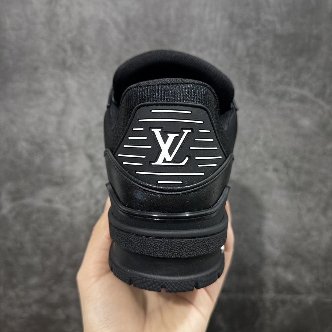 图片[4]-【天花板/Goat版】 市场最强版 没有之一的存在💪🏻 Louis Vuitton LV Trainer 系列全新版上架 手里有正品的可以对比下🆚懂货的看细节‼️ 此版品质是市场从未达到的新高度！ 整体版型 皮料 牛仔布的色差 压花纹路清晰度 后跟版型等等 都可以自行对比[机智]吊打市场所有货，怒甩十条街的那种，直接来正品对比图🆚，欢迎拿市场各大工厂的货来对比！ 尺码：35-45码-选品中心