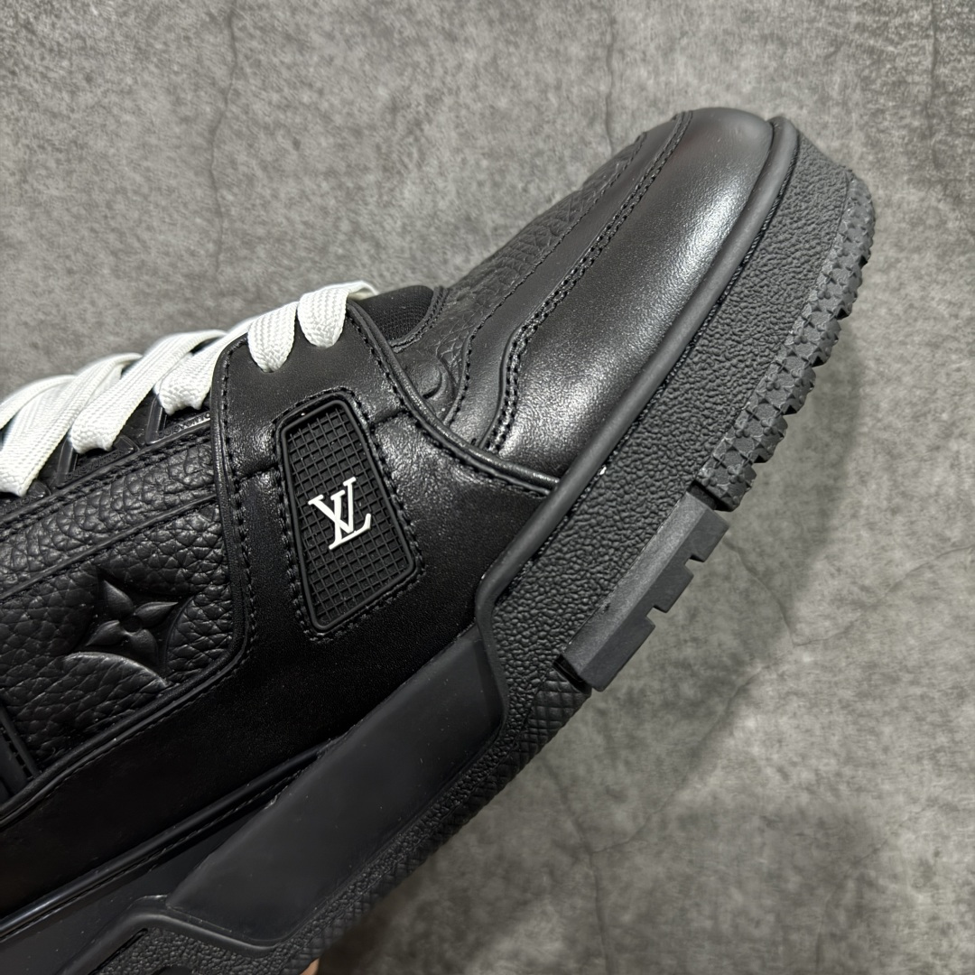 图片[6]-【天花板/Goat版】 市场最强版 没有之一的存在💪🏻 Louis Vuitton LV Trainer 系列全新版上架 手里有正品的可以对比下🆚懂货的看细节‼️ 此版品质是市场从未达到的新高度！ 整体版型 皮料 牛仔布的色差 压花纹路清晰度 后跟版型等等 都可以自行对比[机智]吊打市场所有货，怒甩十条街的那种，直接来正品对比图🆚，欢迎拿市场各大工厂的货来对比！ 尺码：35-45码-选品中心