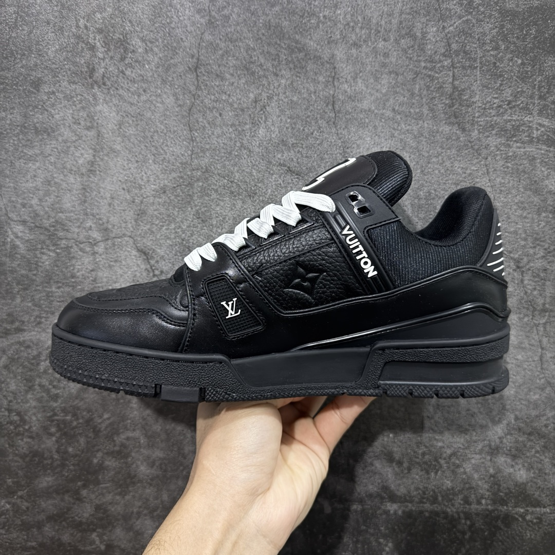 图片[2]-【天花板/Goat版】 市场最强版 没有之一的存在💪🏻 Louis Vuitton LV Trainer 系列全新版上架 手里有正品的可以对比下🆚懂货的看细节‼️ 此版品质是市场从未达到的新高度！ 整体版型 皮料 牛仔布的色差 压花纹路清晰度 后跟版型等等 都可以自行对比[机智]吊打市场所有货，怒甩十条街的那种，直接来正品对比图🆚，欢迎拿市场各大工厂的货来对比！ 尺码：35-45码-选品中心