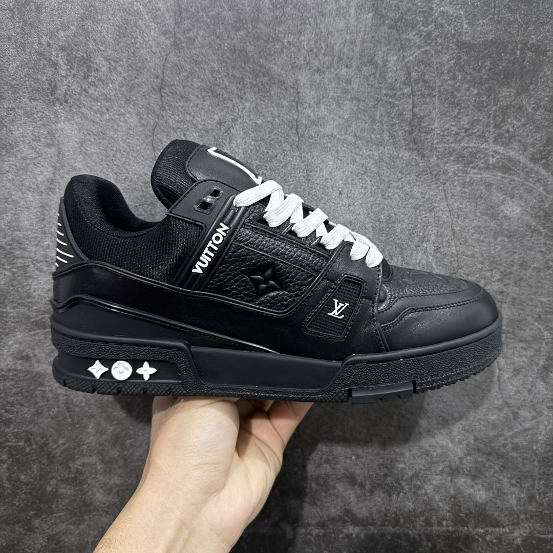 【天花板/Goat版】 市场最强版 没有之一的存在💪🏻 Louis Vuitton LV Trainer 系列全新版上架 手里有正品的可以对比下🆚懂货的看细节‼️ 此版品质是市场从未达到的新高度！ 整体版型 皮料 牛仔布的色差 压花纹路清晰度 后跟版型等等 都可以自行对比[机智]吊打市场所有货，怒甩十条街的那种，直接来正品对比图🆚，欢迎拿市场各大工厂的货来对比！ 尺码：35-45码-选品中心