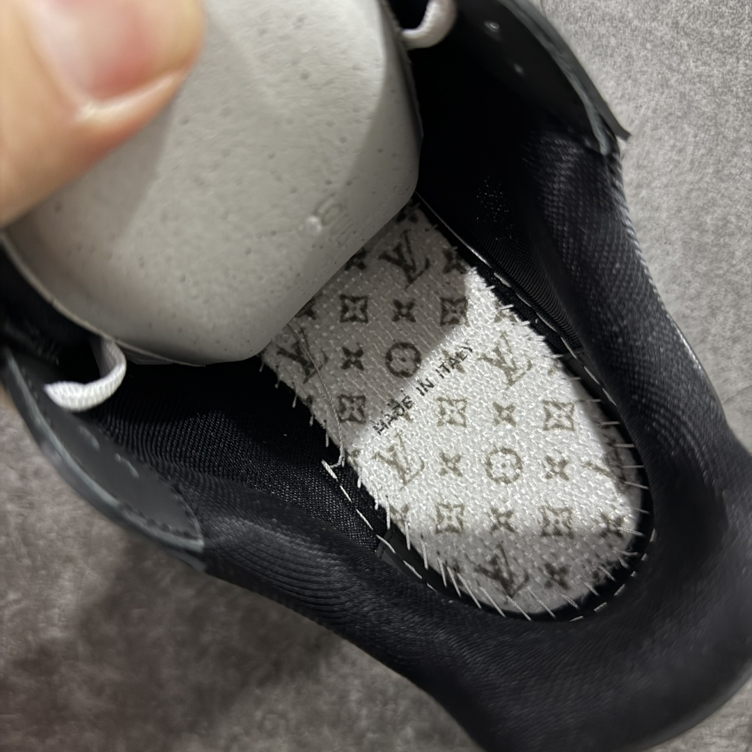 图片[9]-【天花板/Goat版】 市场最强版 没有之一的存在💪🏻 Louis Vuitton LV Trainer 系列全新版上架 手里有正品的可以对比下🆚懂货的看细节‼️ 此版品质是市场从未达到的新高度！ 整体版型 皮料 牛仔布的色差 压花纹路清晰度 后跟版型等等 都可以自行对比[机智]吊打市场所有货，怒甩十条街的那种，直接来正品对比图🆚，欢迎拿市场各大工厂的货来对比！ 尺码：35-45码-选品中心