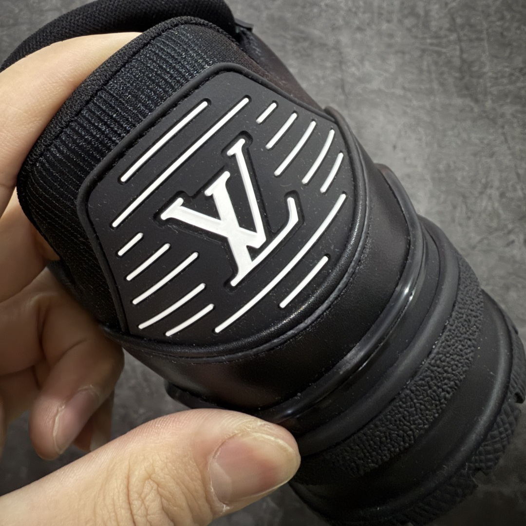 图片[2]-【天花板/Goat版】 市场最强版 没有之一的存在💪🏻 Louis Vuitton LV Trainer 系列全新版上架 手里有正品的可以对比下🆚懂货的看细节‼️ 此版品质是市场从未达到的新高度！ 整体版型 皮料 牛仔布的色差 压花纹路清晰度 后跟版型等等 都可以自行对比[机智]吊打市场所有货，怒甩十条街的那种，直接来正品对比图🆚，欢迎拿市场各大工厂的货来对比！ 尺码：35-45码-选品中心