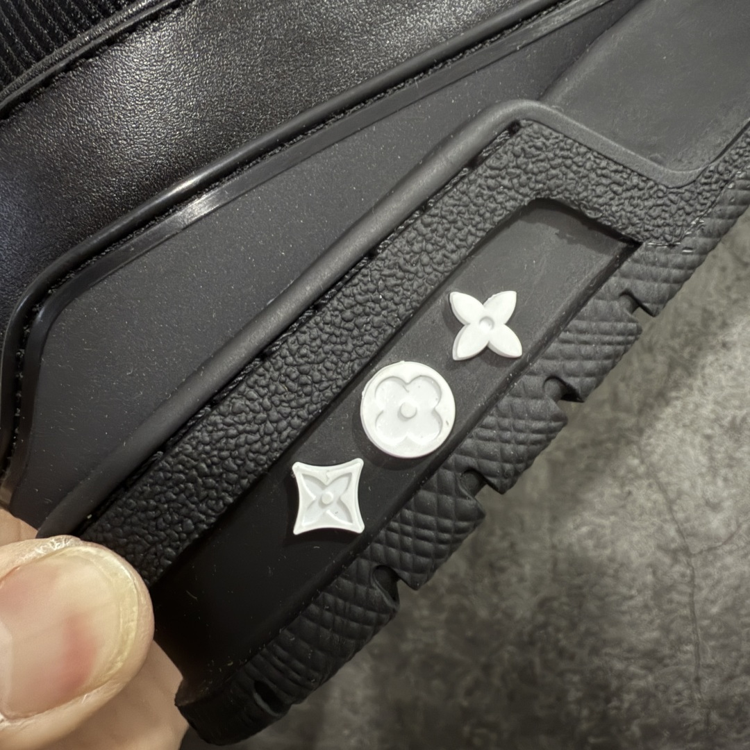 图片[3]-【天花板/Goat版】 市场最强版 没有之一的存在💪🏻 Louis Vuitton LV Trainer 系列全新版上架 手里有正品的可以对比下🆚懂货的看细节‼️ 此版品质是市场从未达到的新高度！ 整体版型 皮料 牛仔布的色差 压花纹路清晰度 后跟版型等等 都可以自行对比[机智]吊打市场所有货，怒甩十条街的那种，直接来正品对比图🆚，欢迎拿市场各大工厂的货来对比！ 尺码：35-45码-选品中心