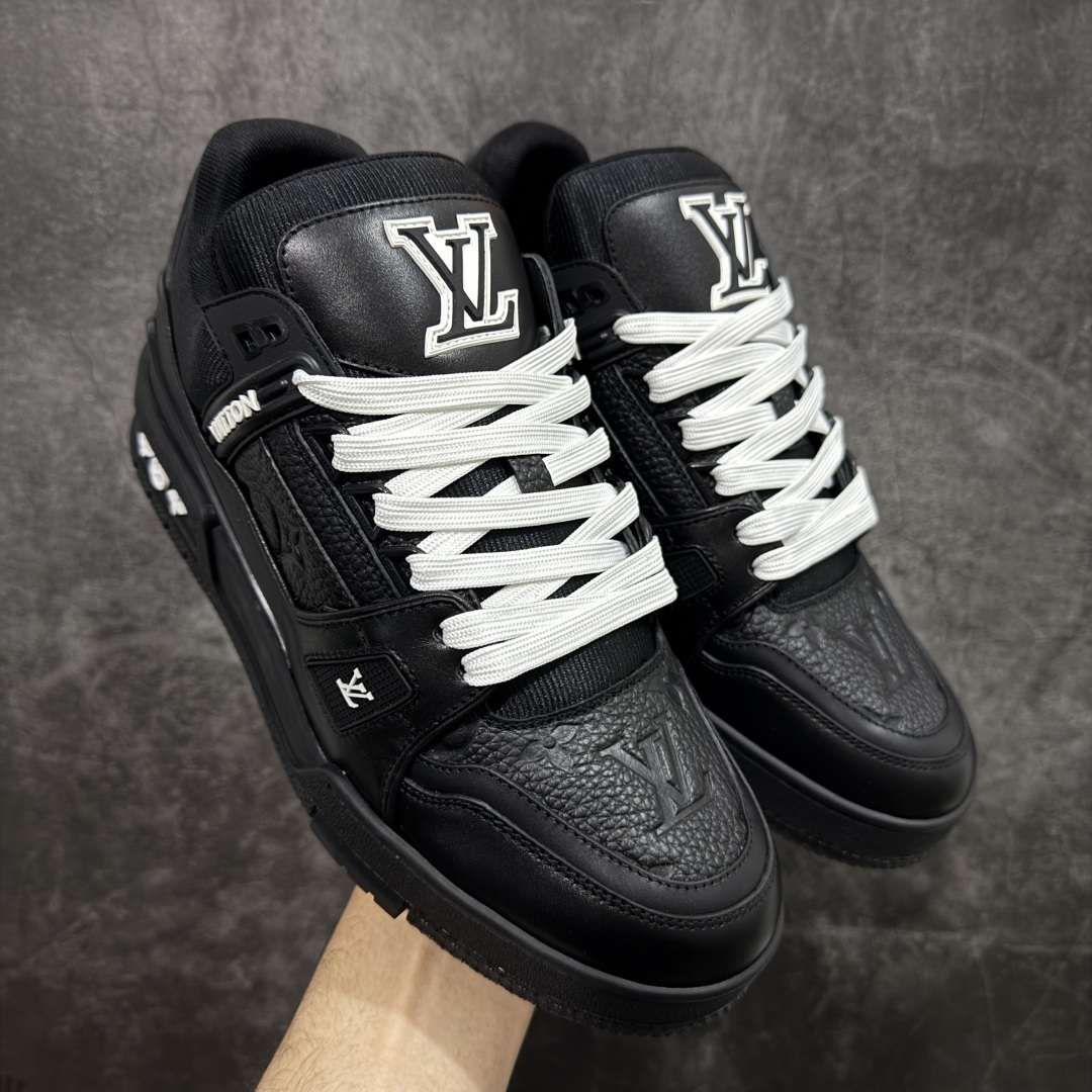 【天花板/Goat版】 市场最强版 没有之一的存在💪🏻 Louis Vuitton LV Trainer 系列全新版上架 手里有正品的可以对比下🆚懂货的看细节‼️ 此版品质是市场从未达到的新高度！ 整体版型 皮料 牛仔布的色差 压花纹路清晰度 后跟版型等等 都可以自行对比[机智]吊打市场所有货，怒甩十条街的那种，直接来正品对比图🆚，欢迎拿市场各大工厂的货来对比！ 尺码：35-45码-选品中心