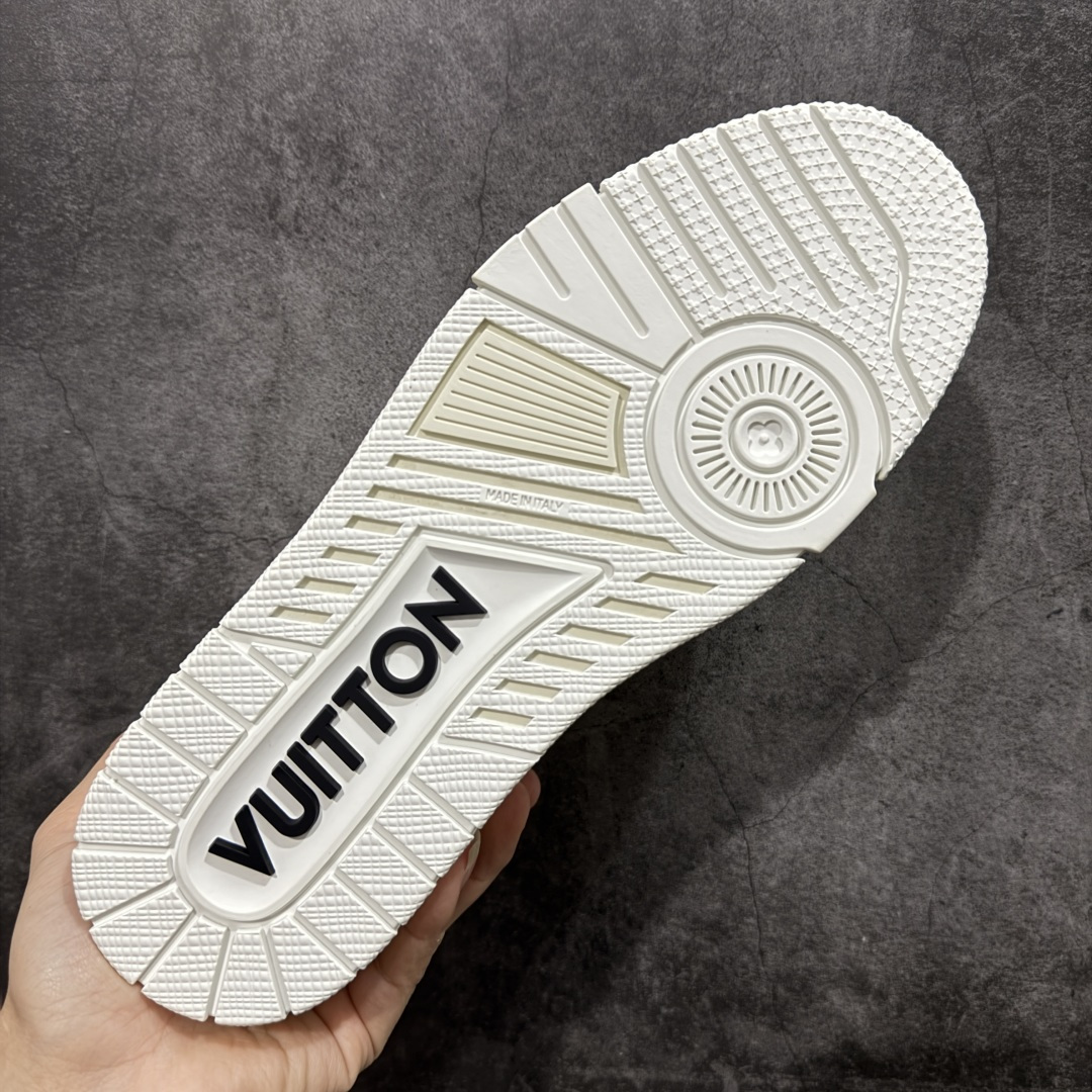 图片[9]-【天花板/Goat版】 市场最强版 没有之一的存在💪🏻 Louis Vuitton LV Trainer 系列全新版上架 手里有正品的可以对比下🆚懂货的看细节‼️ 此版品质是市场从未达到的新高度！ 整体版型 皮料 牛仔布的色差 压花纹路清晰度 后跟版型等等 都可以自行对比[机智]吊打市场所有货，怒甩十条街的那种，直接来正品对比图🆚，欢迎拿市场各大工厂的货来对比！ 尺码：35-45码-选品中心