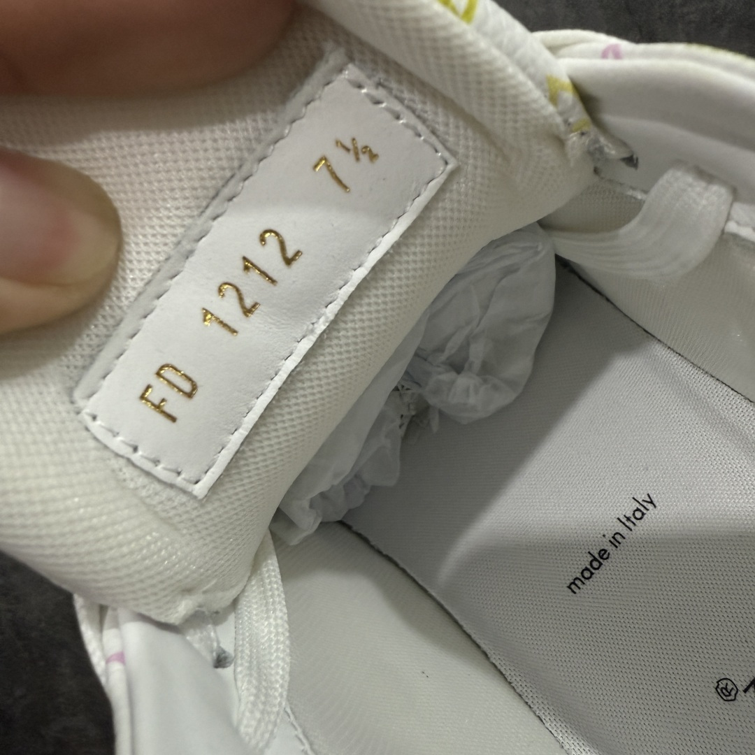 图片[7]-【天花板/Goat版】 市场最强版 没有之一的存在💪🏻 Louis Vuitton LV Trainer 系列全新版上架 手里有正品的可以对比下🆚懂货的看细节‼️ 此版品质是市场从未达到的新高度！ 整体版型 皮料 牛仔布的色差 压花纹路清晰度 后跟版型等等 都可以自行对比[机智]吊打市场所有货，怒甩十条街的那种，直接来正品对比图🆚，欢迎拿市场各大工厂的货来对比！ 尺码：35-45码-选品中心