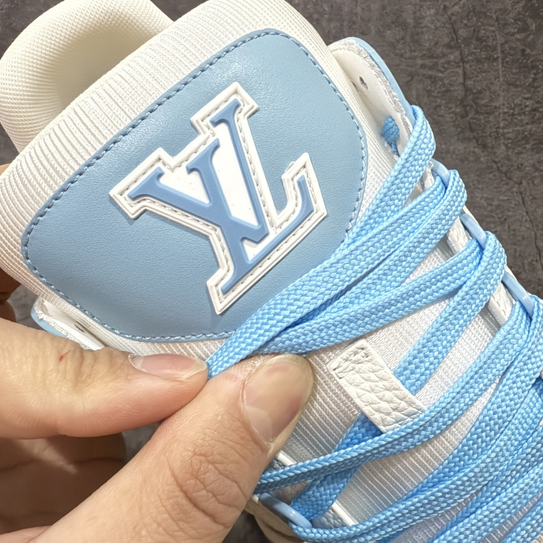 图片[6]-【天花板/Goat版】 市场最强版 没有之一的存在💪🏻 Louis Vuitton LV Trainer 系列全新版上架 手里有正品的可以对比下🆚懂货的看细节‼️ 此版品质是市场从未达到的新高度！ 整体版型 皮料 牛仔布的色差 压花纹路清晰度 后跟版型等等 都可以自行对比[机智]吊打市场所有货，怒甩十条街的那种，直接来正品对比图🆚，欢迎拿市场各大工厂的货来对比！ 尺码：35-45码-选品中心