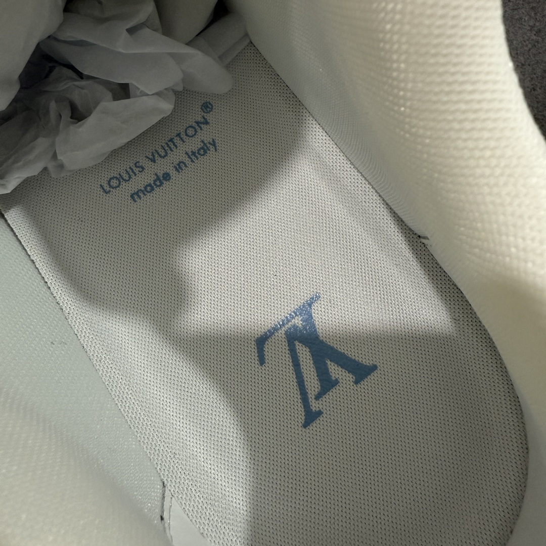 图片[8]-【天花板/Goat版】 市场最强版 没有之一的存在💪🏻 Louis Vuitton LV Trainer 系列全新版上架 手里有正品的可以对比下🆚懂货的看细节‼️ 此版品质是市场从未达到的新高度！ 整体版型 皮料 牛仔布的色差 压花纹路清晰度 后跟版型等等 都可以自行对比[机智]吊打市场所有货，怒甩十条街的那种，直接来正品对比图🆚，欢迎拿市场各大工厂的货来对比！ 尺码：35-45码-选品中心