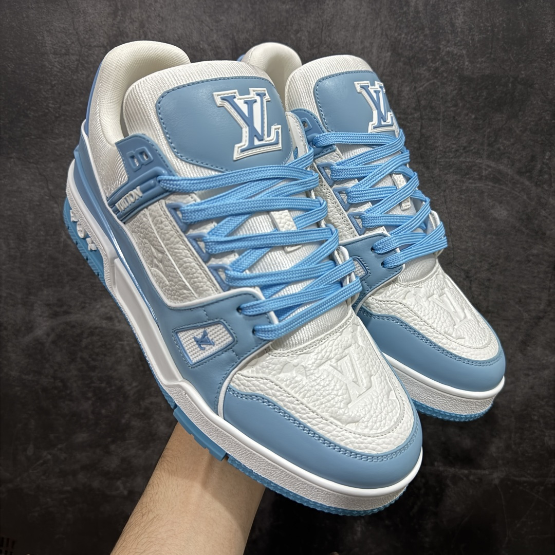 【天花板/Goat版】 市场最强版 没有之一的存在💪🏻 Louis Vuitton LV Trainer 系列全新版上架 手里有正品的可以对比下🆚懂货的看细节‼️ 此版品质是市场从未达到的新高度！ 整体版型 皮料 牛仔布的色差 压花纹路清晰度 后跟版型等等 都可以自行对比[机智]吊打市场所有货，怒甩十条街的那种，直接来正品对比图🆚，欢迎拿市场各大工厂的货来对比！ 尺码：35-45码-选品中心