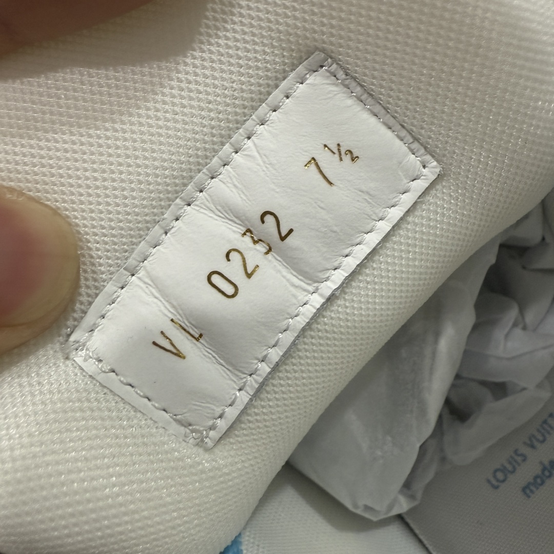 图片[7]-【天花板/Goat版】 市场最强版 没有之一的存在💪🏻 Louis Vuitton LV Trainer 系列全新版上架 手里有正品的可以对比下🆚懂货的看细节‼️ 此版品质是市场从未达到的新高度！ 整体版型 皮料 牛仔布的色差 压花纹路清晰度 后跟版型等等 都可以自行对比[机智]吊打市场所有货，怒甩十条街的那种，直接来正品对比图🆚，欢迎拿市场各大工厂的货来对比！ 尺码：35-45码-选品中心