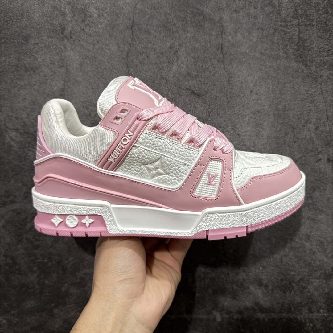 【天花板/Goat版】 市场最强版 没有之一的存在💪🏻 Louis Vuitton LV Trainer 系列全新版上架 手里有正品的可以对比下🆚懂货的看细节‼️ 此版品质是市场从未达到的新高度！ 整体版型 皮料 牛仔布的色差 压花纹路清晰度 后跟版型等等 都可以自行对比[机智]吊打市场所有货，怒甩十条街的那种，直接来正品对比图🆚，欢迎拿市场各大工厂的货来对比！ 尺码：35-45码-选品中心