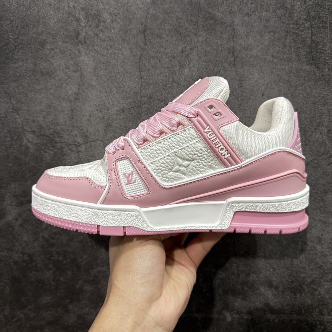 图片[2]-【天花板/Goat版】 市场最强版 没有之一的存在💪🏻 Louis Vuitton LV Trainer 系列全新版上架 手里有正品的可以对比下🆚懂货的看细节‼️ 此版品质是市场从未达到的新高度！ 整体版型 皮料 牛仔布的色差 压花纹路清晰度 后跟版型等等 都可以自行对比[机智]吊打市场所有货，怒甩十条街的那种，直接来正品对比图🆚，欢迎拿市场各大工厂的货来对比！ 尺码：35-45码-选品中心