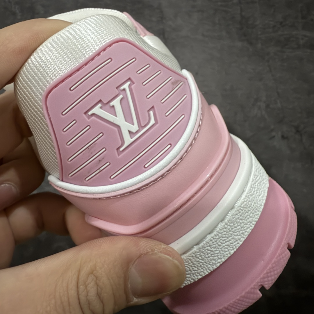 图片[2]-【天花板/Goat版】 市场最强版 没有之一的存在💪🏻 Louis Vuitton LV Trainer 系列全新版上架 手里有正品的可以对比下🆚懂货的看细节‼️ 此版品质是市场从未达到的新高度！ 整体版型 皮料 牛仔布的色差 压花纹路清晰度 后跟版型等等 都可以自行对比[机智]吊打市场所有货，怒甩十条街的那种，直接来正品对比图🆚，欢迎拿市场各大工厂的货来对比！ 尺码：35-45码-选品中心