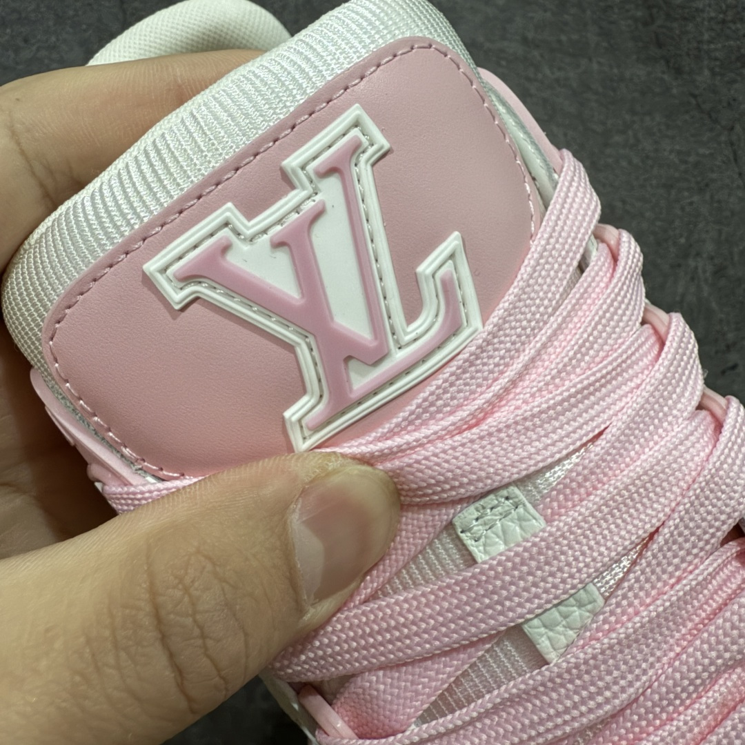 图片[6]-【天花板/Goat版】 市场最强版 没有之一的存在💪🏻 Louis Vuitton LV Trainer 系列全新版上架 手里有正品的可以对比下🆚懂货的看细节‼️ 此版品质是市场从未达到的新高度！ 整体版型 皮料 牛仔布的色差 压花纹路清晰度 后跟版型等等 都可以自行对比[机智]吊打市场所有货，怒甩十条街的那种，直接来正品对比图🆚，欢迎拿市场各大工厂的货来对比！ 尺码：35-45码-选品中心