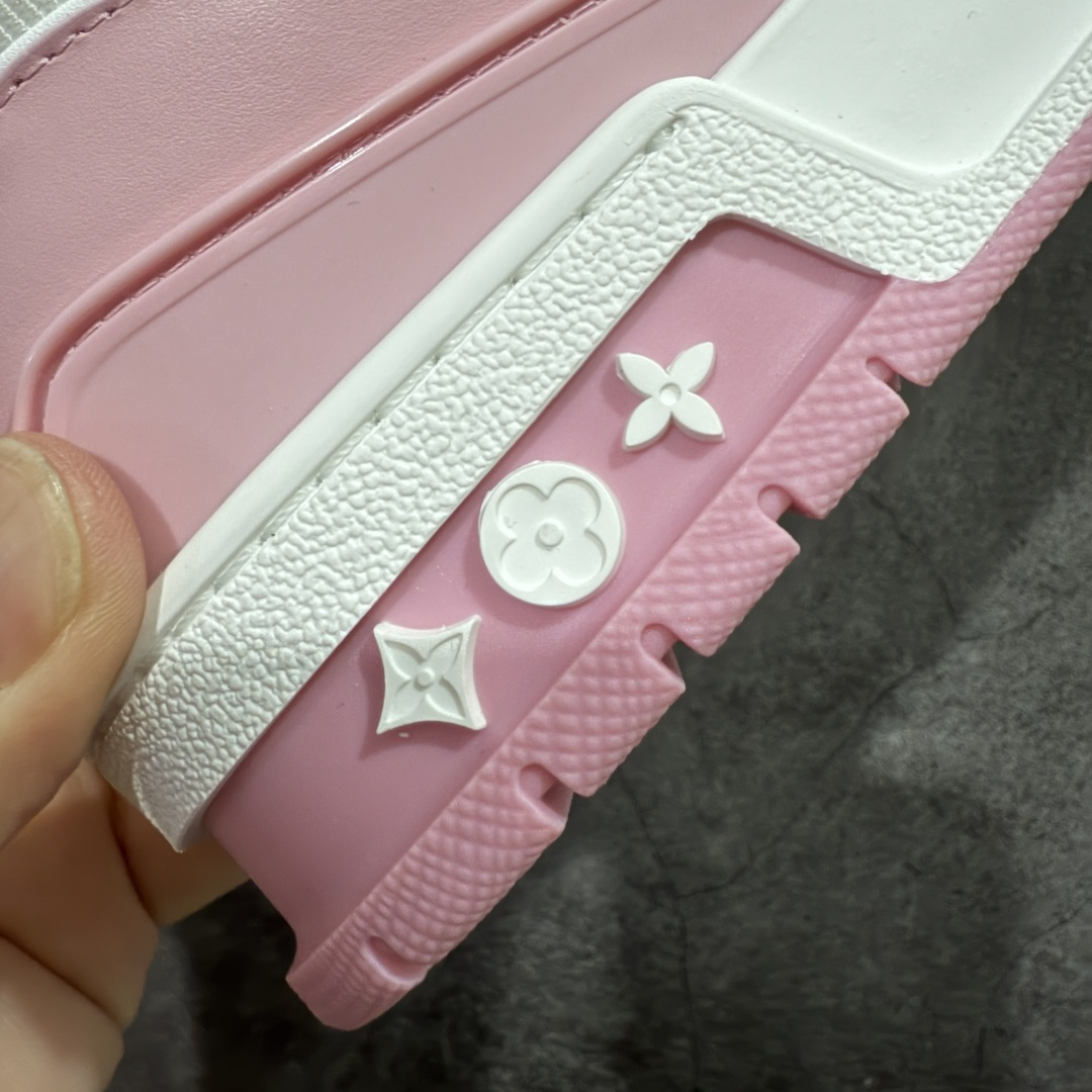 图片[3]-【天花板/Goat版】 市场最强版 没有之一的存在💪🏻 Louis Vuitton LV Trainer 系列全新版上架 手里有正品的可以对比下🆚懂货的看细节‼️ 此版品质是市场从未达到的新高度！ 整体版型 皮料 牛仔布的色差 压花纹路清晰度 后跟版型等等 都可以自行对比[机智]吊打市场所有货，怒甩十条街的那种，直接来正品对比图🆚，欢迎拿市场各大工厂的货来对比！ 尺码：35-45码-选品中心