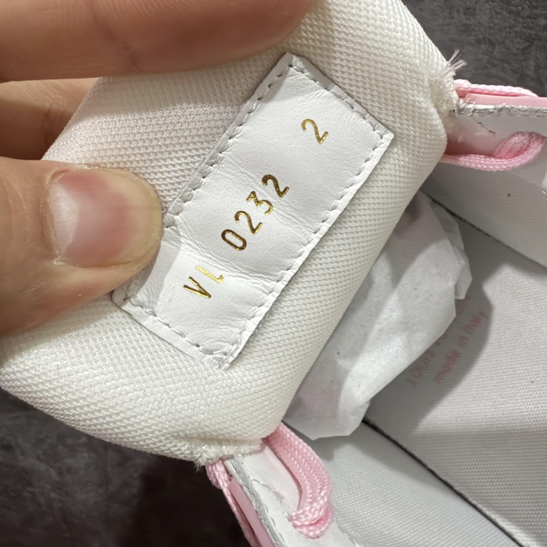 图片[7]-【天花板/Goat版】 市场最强版 没有之一的存在💪🏻 Louis Vuitton LV Trainer 系列全新版上架 手里有正品的可以对比下🆚懂货的看细节‼️ 此版品质是市场从未达到的新高度！ 整体版型 皮料 牛仔布的色差 压花纹路清晰度 后跟版型等等 都可以自行对比[机智]吊打市场所有货，怒甩十条街的那种，直接来正品对比图🆚，欢迎拿市场各大工厂的货来对比！ 尺码：35-45码-选品中心