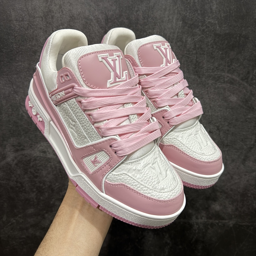 【天花板/Goat版】 市场最强版 没有之一的存在💪🏻 Louis Vuitton LV Trainer 系列全新版上架 手里有正品的可以对比下🆚懂货的看细节‼️ 此版品质是市场从未达到的新高度！ 整体版型 皮料 牛仔布的色差 压花纹路清晰度 后跟版型等等 都可以自行对比[机智]吊打市场所有货，怒甩十条街的那种，直接来正品对比图🆚，欢迎拿市场各大工厂的货来对比！ 尺码：35-45码-选品中心