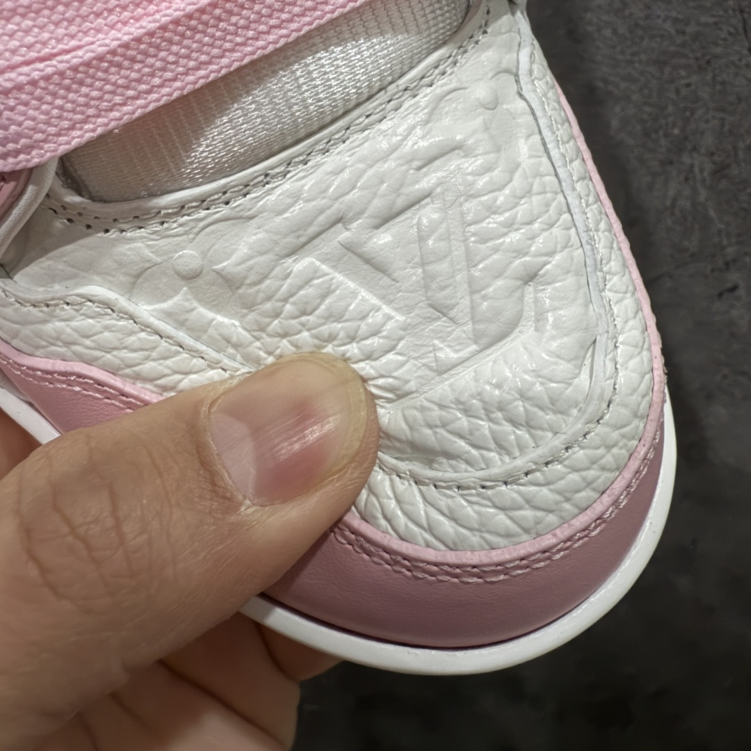 图片[5]-【天花板/Goat版】 市场最强版 没有之一的存在💪🏻 Louis Vuitton LV Trainer 系列全新版上架 手里有正品的可以对比下🆚懂货的看细节‼️ 此版品质是市场从未达到的新高度！ 整体版型 皮料 牛仔布的色差 压花纹路清晰度 后跟版型等等 都可以自行对比[机智]吊打市场所有货，怒甩十条街的那种，直接来正品对比图🆚，欢迎拿市场各大工厂的货来对比！ 尺码：35-45码-选品中心