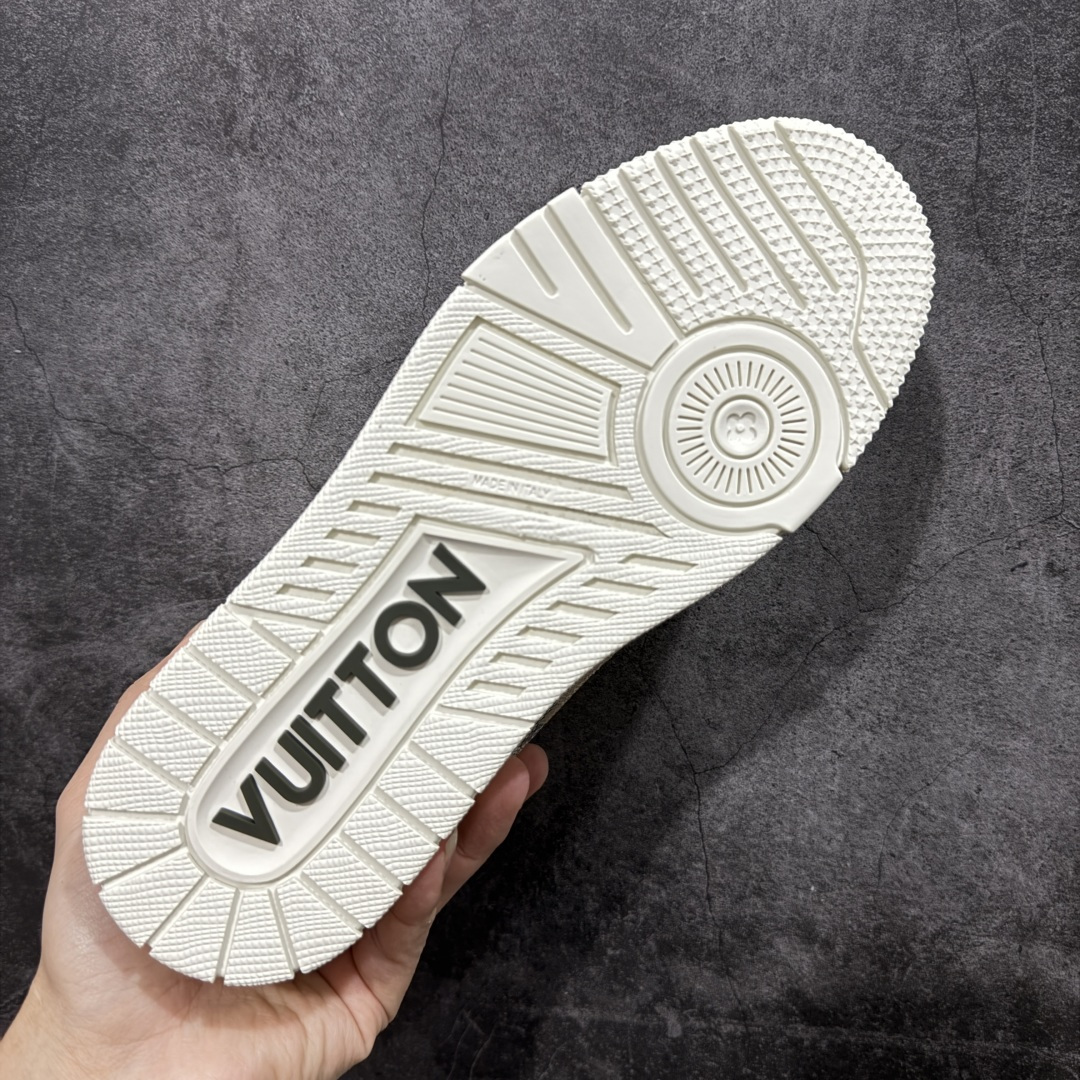 图片[9]-【天花板/Goat版】 市场最强版 没有之一的存在💪🏻 Louis Vuitton LV Trainer 系列全新版上架 手里有正品的可以对比下🆚懂货的看细节‼️ 此版品质是市场从未达到的新高度！ 整体版型 皮料 牛仔布的色差 压花纹路清晰度 后跟版型等等 都可以自行对比[机智]吊打市场所有货，怒甩十条街的那种，直接来正品对比图🆚，欢迎拿市场各大工厂的货来对比！ 尺码：35-45码-选品中心