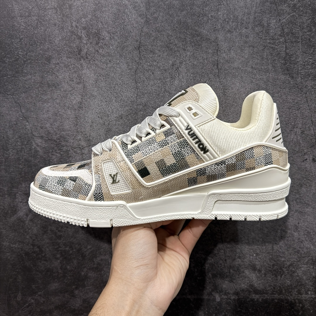 图片[2]-【天花板/Goat版】 市场最强版 没有之一的存在💪🏻 Louis Vuitton LV Trainer 系列全新版上架 手里有正品的可以对比下🆚懂货的看细节‼️ 此版品质是市场从未达到的新高度！ 整体版型 皮料 牛仔布的色差 压花纹路清晰度 后跟版型等等 都可以自行对比[机智]吊打市场所有货，怒甩十条街的那种，直接来正品对比图🆚，欢迎拿市场各大工厂的货来对比！ 尺码：35-45码-选品中心