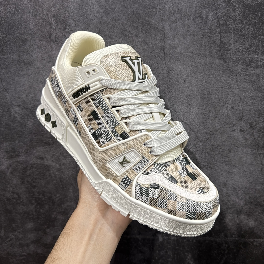 图片[3]-【天花板/Goat版】 市场最强版 没有之一的存在💪🏻 Louis Vuitton LV Trainer 系列全新版上架 手里有正品的可以对比下🆚懂货的看细节‼️ 此版品质是市场从未达到的新高度！ 整体版型 皮料 牛仔布的色差 压花纹路清晰度 后跟版型等等 都可以自行对比[机智]吊打市场所有货，怒甩十条街的那种，直接来正品对比图🆚，欢迎拿市场各大工厂的货来对比！ 尺码：35-45码-选品中心