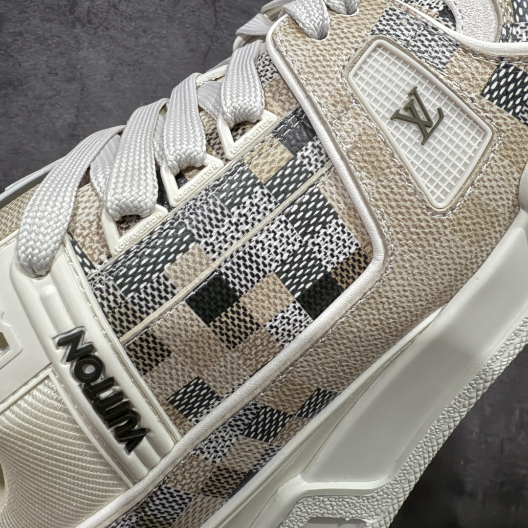 图片[4]-【天花板/Goat版】 市场最强版 没有之一的存在💪🏻 Louis Vuitton LV Trainer 系列全新版上架 手里有正品的可以对比下🆚懂货的看细节‼️ 此版品质是市场从未达到的新高度！ 整体版型 皮料 牛仔布的色差 压花纹路清晰度 后跟版型等等 都可以自行对比[机智]吊打市场所有货，怒甩十条街的那种，直接来正品对比图🆚，欢迎拿市场各大工厂的货来对比！ 尺码：35-45码-选品中心