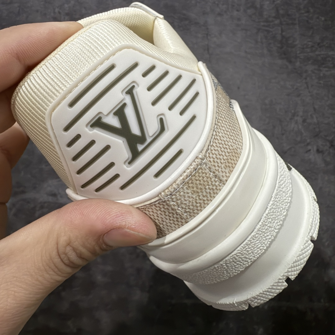 图片[2]-【天花板/Goat版】 市场最强版 没有之一的存在💪🏻 Louis Vuitton LV Trainer 系列全新版上架 手里有正品的可以对比下🆚懂货的看细节‼️ 此版品质是市场从未达到的新高度！ 整体版型 皮料 牛仔布的色差 压花纹路清晰度 后跟版型等等 都可以自行对比[机智]吊打市场所有货，怒甩十条街的那种，直接来正品对比图🆚，欢迎拿市场各大工厂的货来对比！ 尺码：35-45码-选品中心