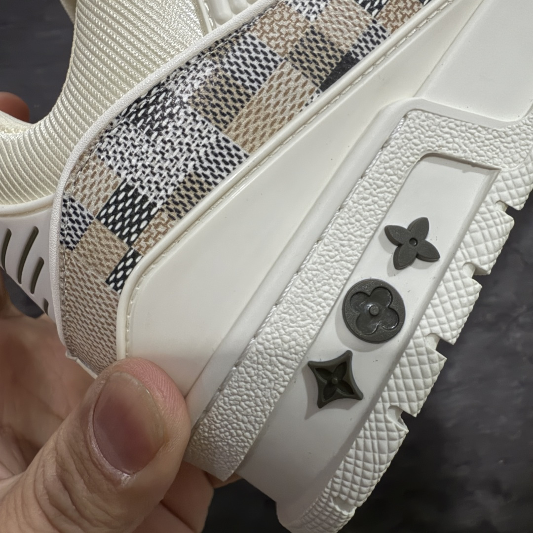 图片[3]-【天花板/Goat版】 市场最强版 没有之一的存在💪🏻 Louis Vuitton LV Trainer 系列全新版上架 手里有正品的可以对比下🆚懂货的看细节‼️ 此版品质是市场从未达到的新高度！ 整体版型 皮料 牛仔布的色差 压花纹路清晰度 后跟版型等等 都可以自行对比[机智]吊打市场所有货，怒甩十条街的那种，直接来正品对比图🆚，欢迎拿市场各大工厂的货来对比！ 尺码：35-45码-选品中心