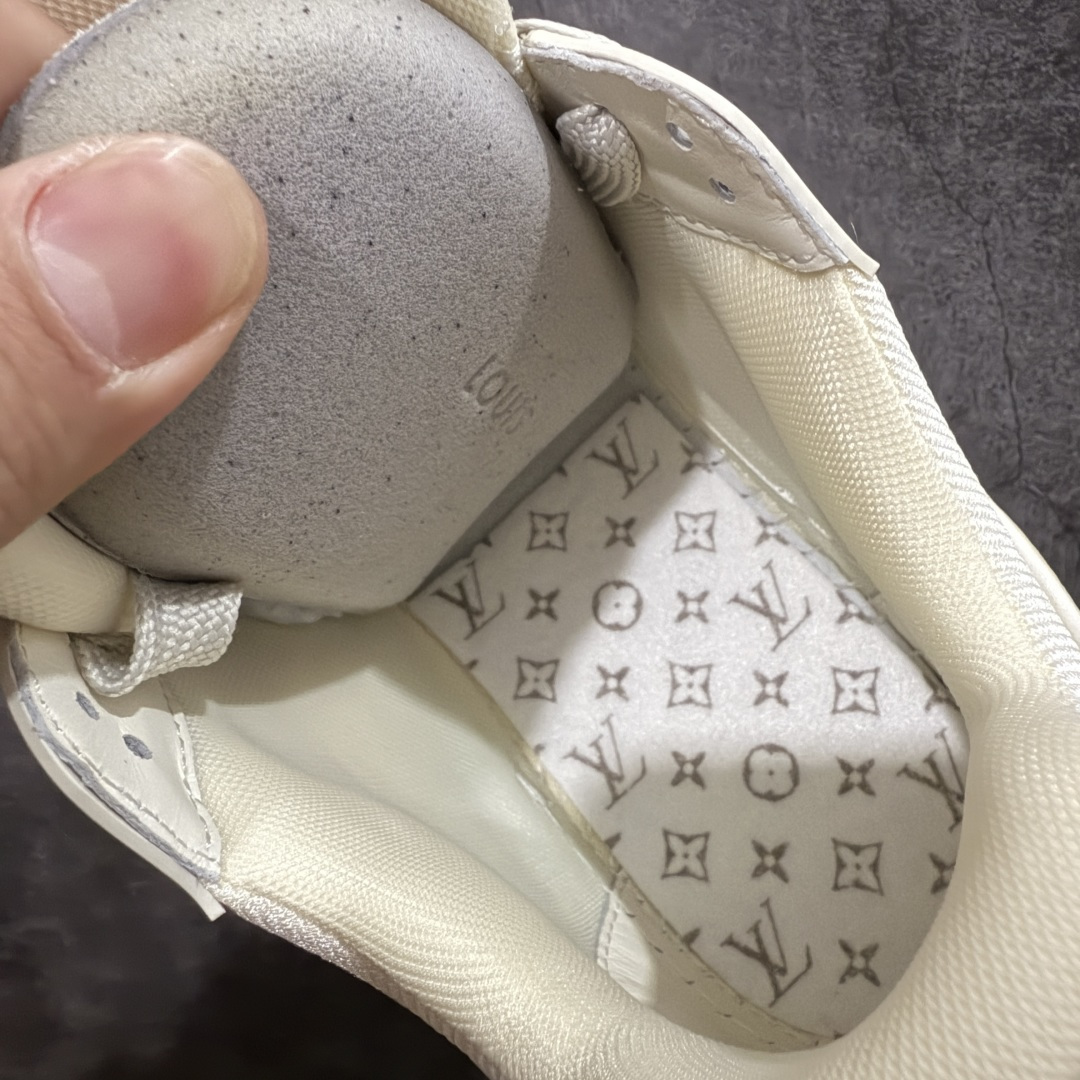 图片[9]-【天花板/Goat版】 市场最强版 没有之一的存在💪🏻 Louis Vuitton LV Trainer 系列全新版上架 手里有正品的可以对比下🆚懂货的看细节‼️ 此版品质是市场从未达到的新高度！ 整体版型 皮料 牛仔布的色差 压花纹路清晰度 后跟版型等等 都可以自行对比[机智]吊打市场所有货，怒甩十条街的那种，直接来正品对比图🆚，欢迎拿市场各大工厂的货来对比！ 尺码：35-45码-选品中心