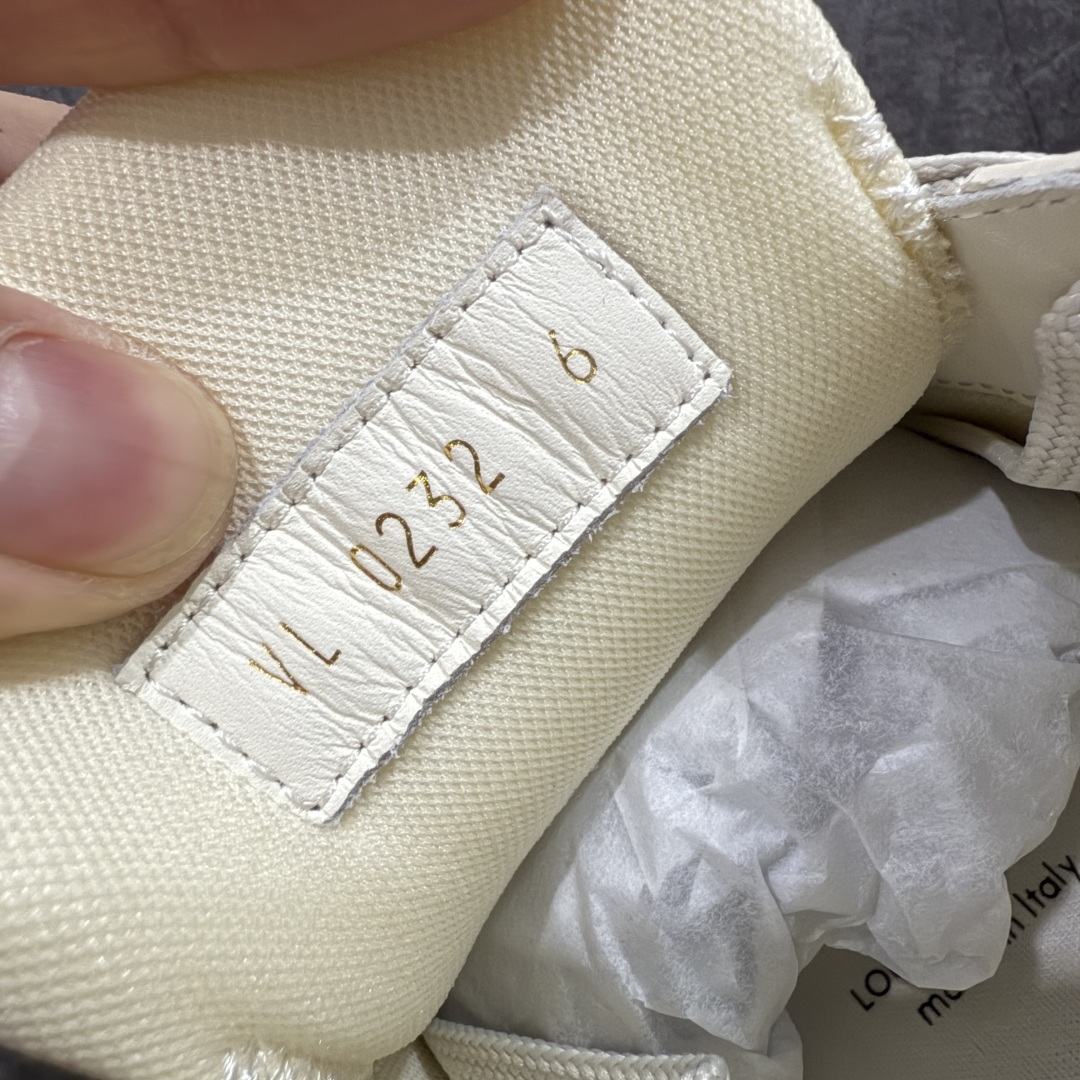 图片[7]-【天花板/Goat版】 市场最强版 没有之一的存在💪🏻 Louis Vuitton LV Trainer 系列全新版上架 手里有正品的可以对比下🆚懂货的看细节‼️ 此版品质是市场从未达到的新高度！ 整体版型 皮料 牛仔布的色差 压花纹路清晰度 后跟版型等等 都可以自行对比[机智]吊打市场所有货，怒甩十条街的那种，直接来正品对比图🆚，欢迎拿市场各大工厂的货来对比！ 尺码：35-45码-选品中心