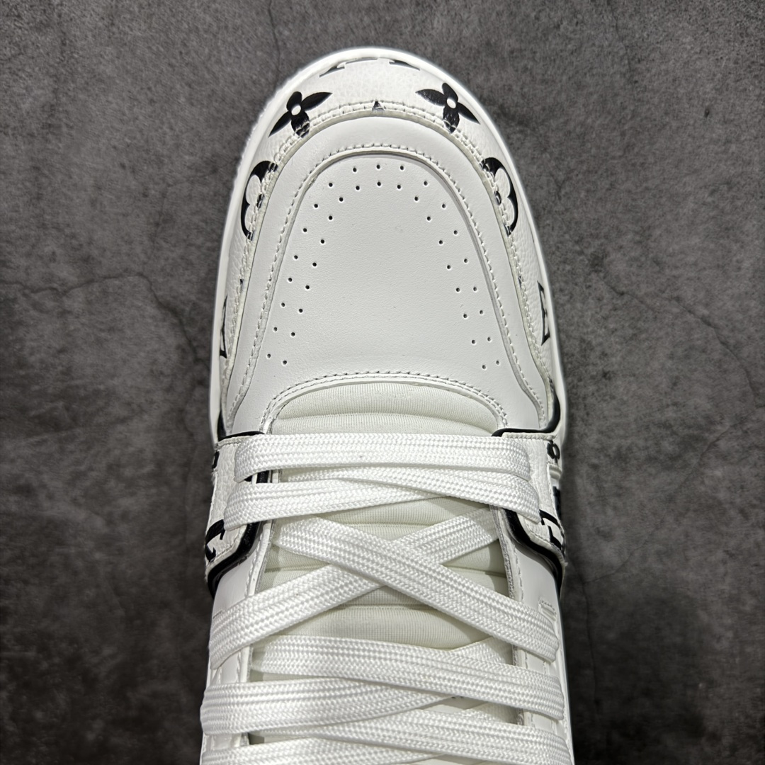 图片[5]-【天花板/Goat版】 市场最强版 没有之一的存在💪🏻 Louis Vuitton LV Trainer 系列全新版上架 手里有正品的可以对比下🆚懂货的看细节‼️ 此版品质是市场从未达到的新高度！ 整体版型 皮料 牛仔布的色差 压花纹路清晰度 后跟版型等等 都可以自行对比[机智]吊打市场所有货，怒甩十条街的那种，直接来正品对比图🆚，欢迎拿市场各大工厂的货来对比！ 尺码：35-45码-选品中心