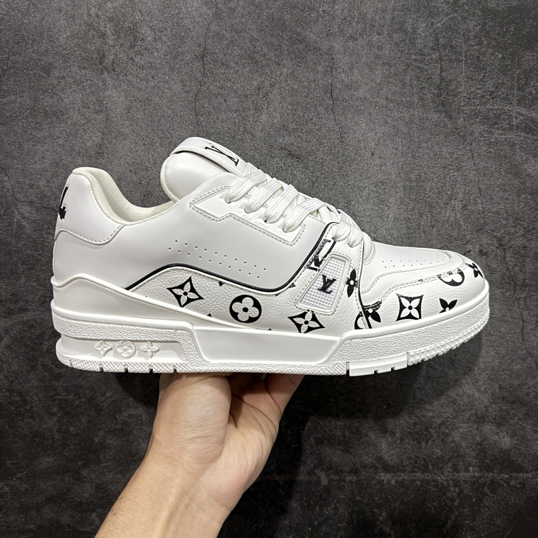 【天花板/Goat版】 市场最强版 没有之一的存在💪🏻 Louis Vuitton LV Trainer 系列全新版上架 手里有正品的可以对比下🆚懂货的看细节‼️ 此版品质是市场从未达到的新高度！ 整体版型 皮料 牛仔布的色差 压花纹路清晰度 后跟版型等等 都可以自行对比[机智]吊打市场所有货，怒甩十条街的那种，直接来正品对比图🆚，欢迎拿市场各大工厂的货来对比！ 尺码：35-45码-选品中心