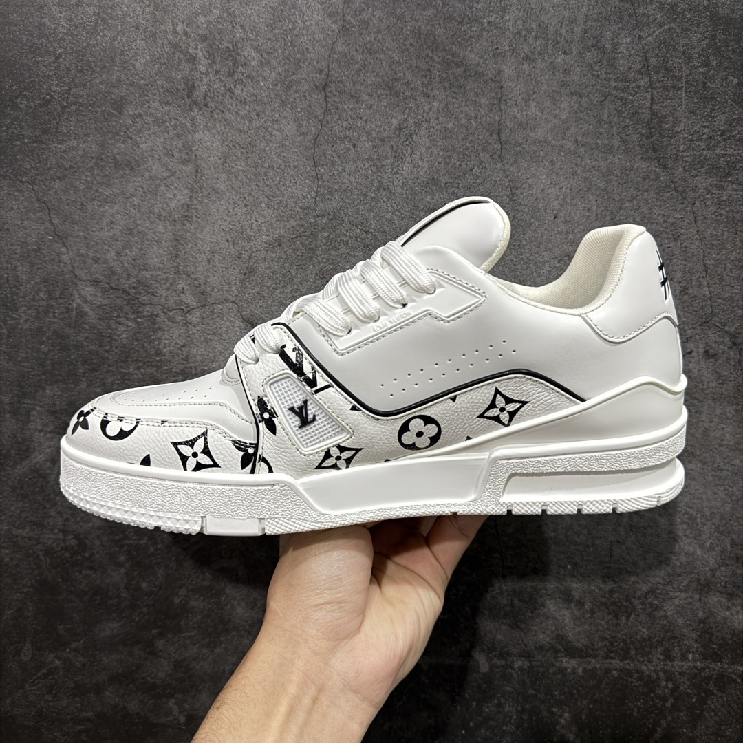 图片[2]-【天花板/Goat版】 市场最强版 没有之一的存在💪🏻 Louis Vuitton LV Trainer 系列全新版上架 手里有正品的可以对比下🆚懂货的看细节‼️ 此版品质是市场从未达到的新高度！ 整体版型 皮料 牛仔布的色差 压花纹路清晰度 后跟版型等等 都可以自行对比[机智]吊打市场所有货，怒甩十条街的那种，直接来正品对比图🆚，欢迎拿市场各大工厂的货来对比！ 尺码：35-45码-选品中心