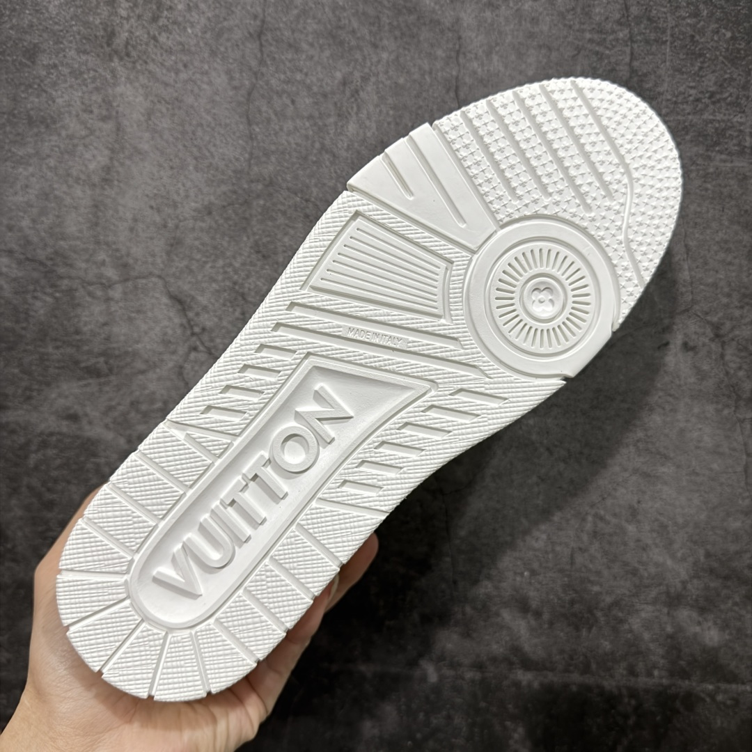 图片[9]-【天花板/Goat版】 市场最强版 没有之一的存在💪🏻 Louis Vuitton LV Trainer 系列全新版上架 手里有正品的可以对比下🆚懂货的看细节‼️ 此版品质是市场从未达到的新高度！ 整体版型 皮料 牛仔布的色差 压花纹路清晰度 后跟版型等等 都可以自行对比[机智]吊打市场所有货，怒甩十条街的那种，直接来正品对比图🆚，欢迎拿市场各大工厂的货来对比！ 尺码：35-45码-选品中心