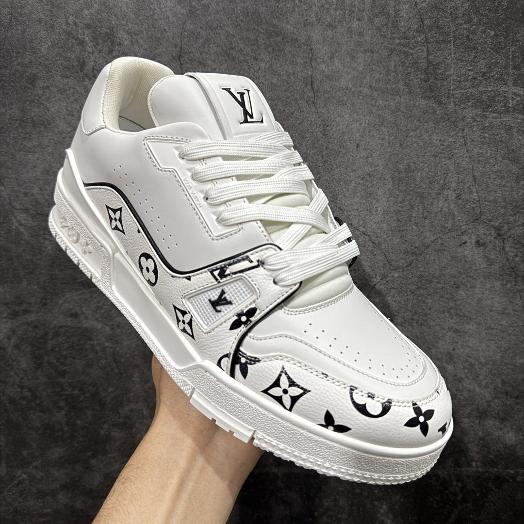 图片[3]-【天花板/Goat版】 市场最强版 没有之一的存在💪🏻 Louis Vuitton LV Trainer 系列全新版上架 手里有正品的可以对比下🆚懂货的看细节‼️ 此版品质是市场从未达到的新高度！ 整体版型 皮料 牛仔布的色差 压花纹路清晰度 后跟版型等等 都可以自行对比[机智]吊打市场所有货，怒甩十条街的那种，直接来正品对比图🆚，欢迎拿市场各大工厂的货来对比！ 尺码：35-45码-选品中心