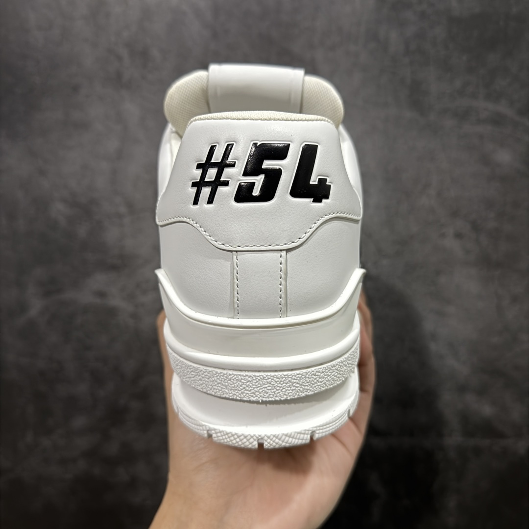 图片[4]-【天花板/Goat版】 市场最强版 没有之一的存在💪🏻 Louis Vuitton LV Trainer 系列全新版上架 手里有正品的可以对比下🆚懂货的看细节‼️ 此版品质是市场从未达到的新高度！ 整体版型 皮料 牛仔布的色差 压花纹路清晰度 后跟版型等等 都可以自行对比[机智]吊打市场所有货，怒甩十条街的那种，直接来正品对比图🆚，欢迎拿市场各大工厂的货来对比！ 尺码：35-45码-选品中心