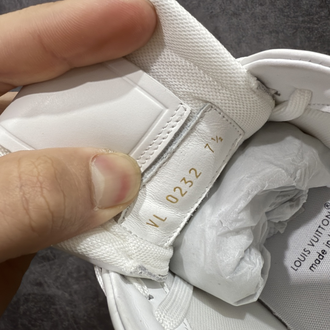 图片[7]-【天花板/Goat版】 市场最强版 没有之一的存在💪🏻 Louis Vuitton LV Trainer 系列全新版上架 手里有正品的可以对比下🆚懂货的看细节‼️ 此版品质是市场从未达到的新高度！ 整体版型 皮料 牛仔布的色差 压花纹路清晰度 后跟版型等等 都可以自行对比[机智]吊打市场所有货，怒甩十条街的那种，直接来正品对比图🆚，欢迎拿市场各大工厂的货来对比！ 尺码：35-45码-选品中心