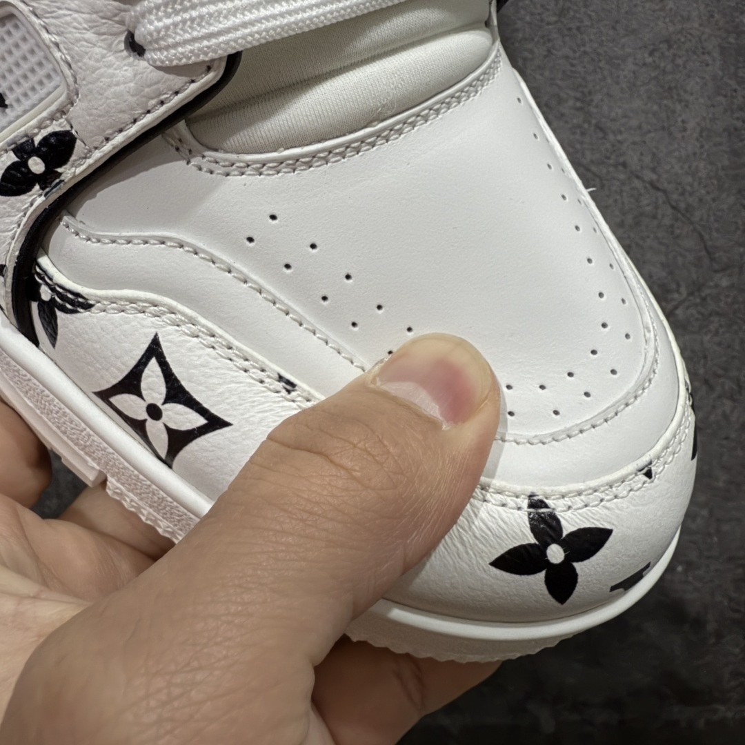 图片[5]-【天花板/Goat版】 市场最强版 没有之一的存在💪🏻 Louis Vuitton LV Trainer 系列全新版上架 手里有正品的可以对比下🆚懂货的看细节‼️ 此版品质是市场从未达到的新高度！ 整体版型 皮料 牛仔布的色差 压花纹路清晰度 后跟版型等等 都可以自行对比[机智]吊打市场所有货，怒甩十条街的那种，直接来正品对比图🆚，欢迎拿市场各大工厂的货来对比！ 尺码：35-45码-选品中心