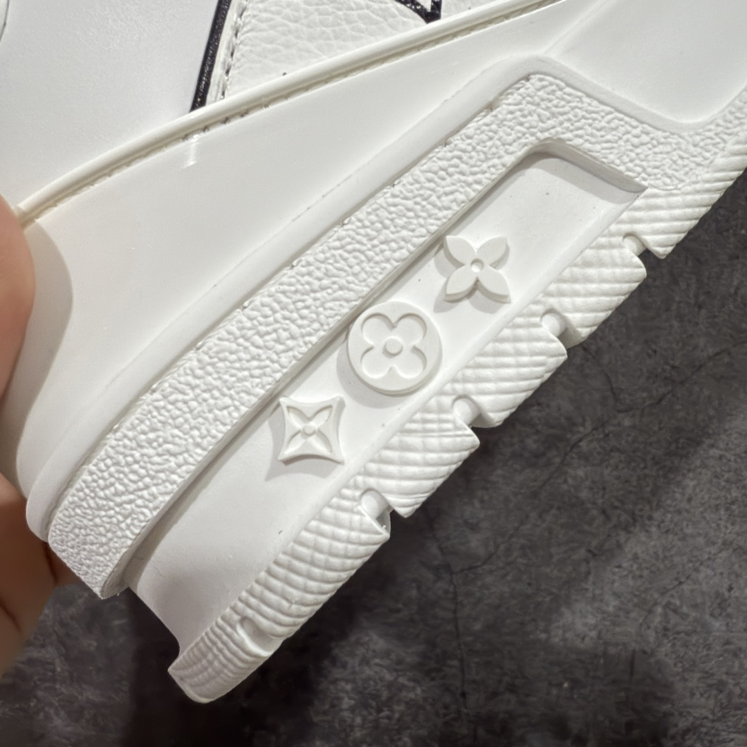 图片[3]-【天花板/Goat版】 市场最强版 没有之一的存在💪🏻 Louis Vuitton LV Trainer 系列全新版上架 手里有正品的可以对比下🆚懂货的看细节‼️ 此版品质是市场从未达到的新高度！ 整体版型 皮料 牛仔布的色差 压花纹路清晰度 后跟版型等等 都可以自行对比[机智]吊打市场所有货，怒甩十条街的那种，直接来正品对比图🆚，欢迎拿市场各大工厂的货来对比！ 尺码：35-45码-选品中心