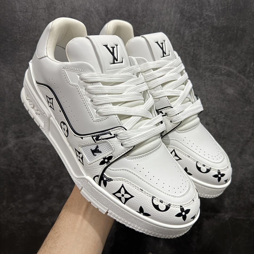 【天花板/Goat版】 市场最强版 没有之一的存在💪🏻 Louis Vuitton LV Trainer 系列全新版上架 手里有正品的可以对比下🆚懂货的看细节‼️ 此版品质是市场从未达到的新高度！ 整体版型 皮料 牛仔布的色差 压花纹路清晰度 后跟版型等等 都可以自行对比[机智]吊打市场所有货，怒甩十条街的那种，直接来正品对比图🆚，欢迎拿市场各大工厂的货来对比！ 尺码：35-45码-选品中心