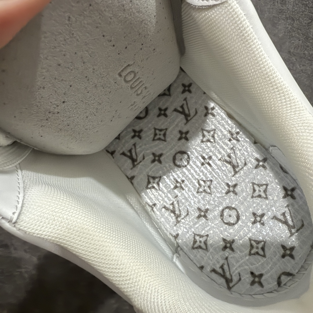 图片[9]-【天花板/Goat版】 市场最强版 没有之一的存在💪🏻 Louis Vuitton LV Trainer 系列全新版上架 手里有正品的可以对比下🆚懂货的看细节‼️ 此版品质是市场从未达到的新高度！ 整体版型 皮料 牛仔布的色差 压花纹路清晰度 后跟版型等等 都可以自行对比[机智]吊打市场所有货，怒甩十条街的那种，直接来正品对比图🆚，欢迎拿市场各大工厂的货来对比！ 尺码：35-45码-选品中心