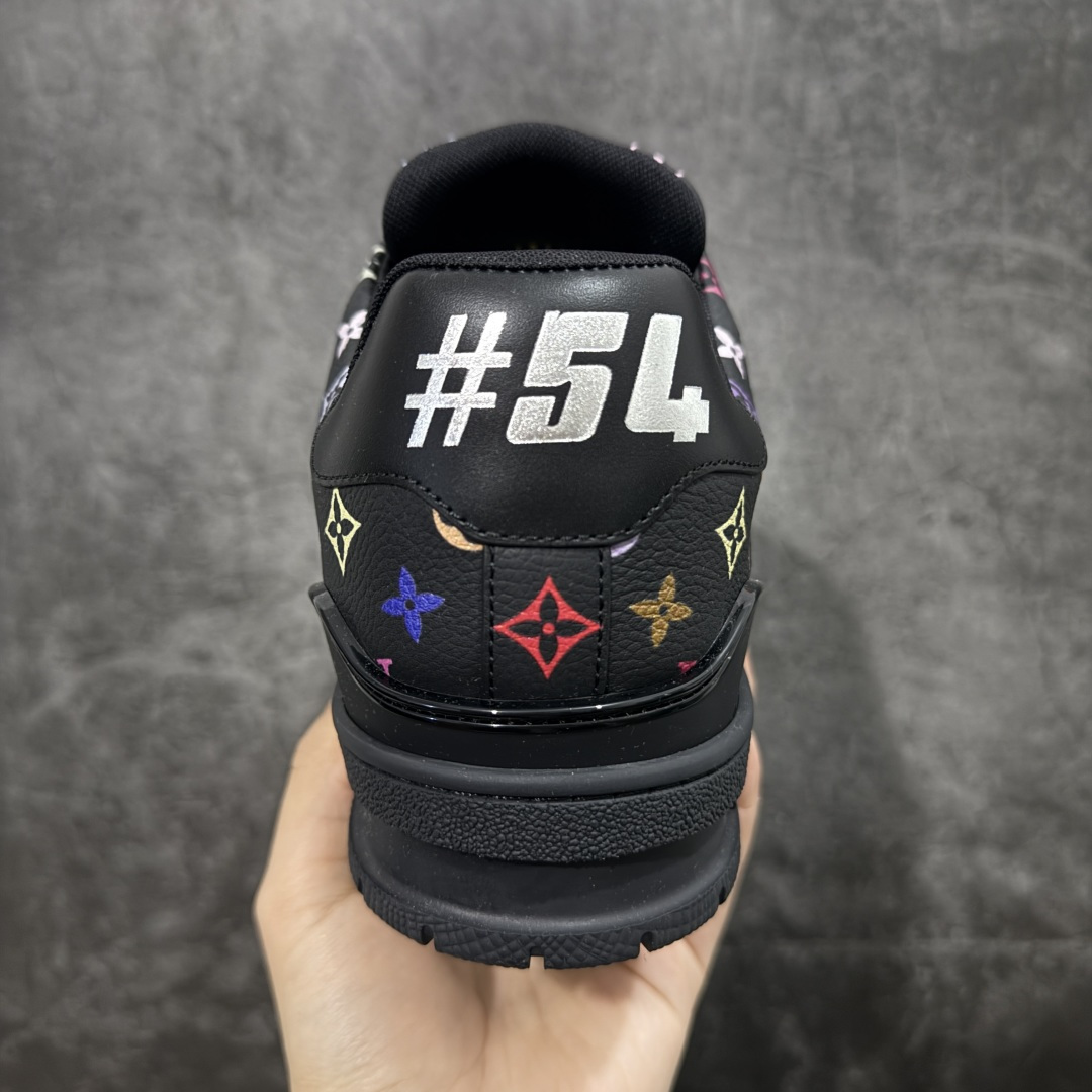 图片[4]-【天花板/Goat版】 市场最强版 没有之一的存在💪🏻 Louis Vuitton LV Trainer 系列全新版上架 手里有正品的可以对比下🆚懂货的看细节‼️ 此版品质是市场从未达到的新高度！ 整体版型 皮料 牛仔布的色差 压花纹路清晰度 后跟版型等等 都可以自行对比[机智]吊打市场所有货，怒甩十条街的那种，直接来正品对比图🆚，欢迎拿市场各大工厂的货来对比！ 尺码：35-45码-选品中心